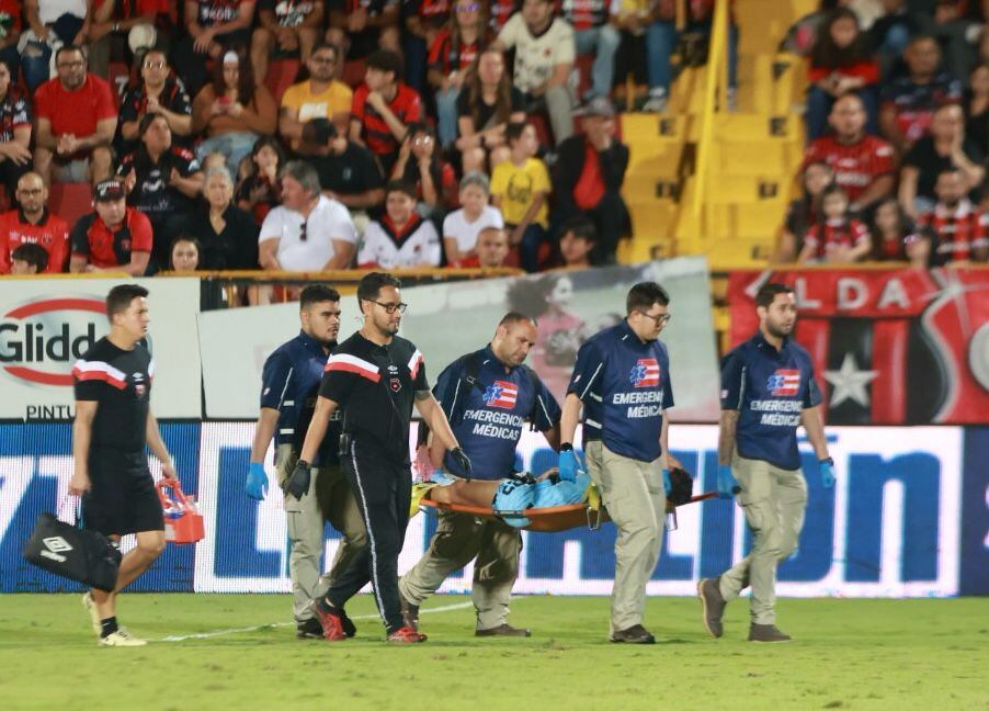 Washington Ortega tuvo que dejar el partido entre Alajuelense y Sporting, por una molestia. Rafael Pacheco.