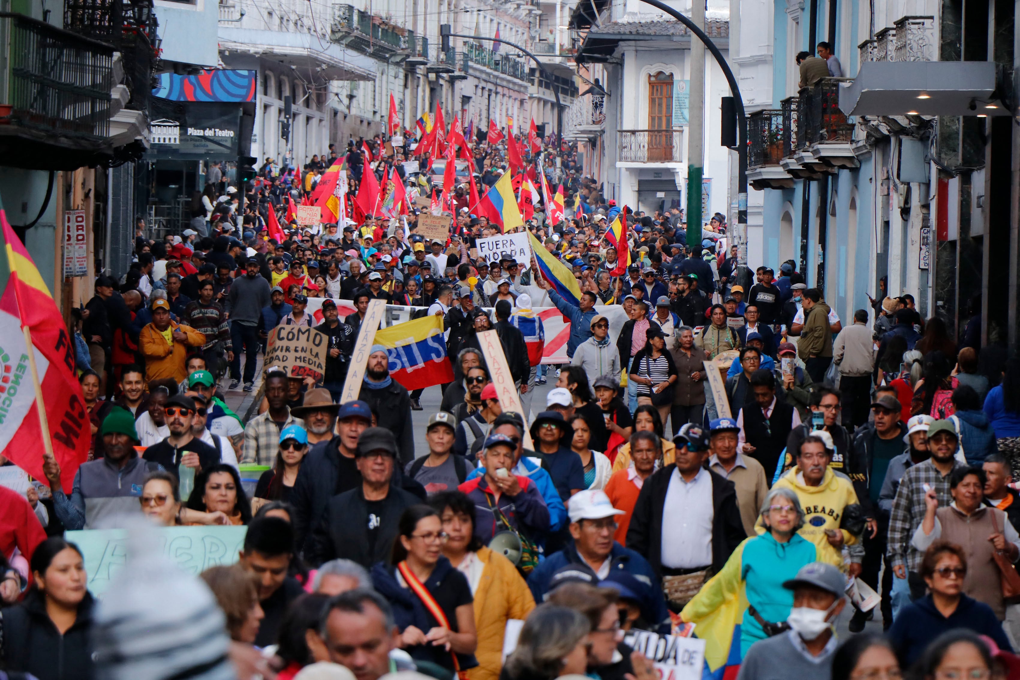 Manifestantes marcharon este viernes en Quito para recordar la masacre obrera de 1922, cuando el gobierno ecuatoriano reprimió con el ejército una huelga general. Foto: Galo Paguay / AFP