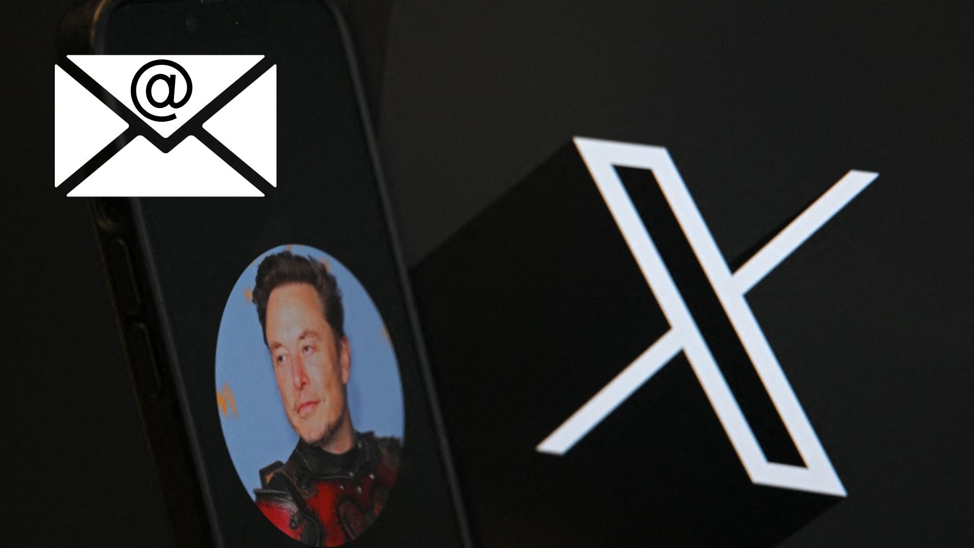 Imagen de Elon Musk en un dispositivo móvil junto al logo de X, destacando la propuesta de un nuevo servicio de correo electrónico "@x.com".
