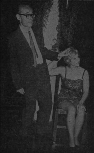 Quentin (Patrick Oxenham) y Maggie (Georgia Knauth), en 'After the Fall', montaje de 1970 en Costa Rica. Imagen publicada en 'La República' el 2 de junio de 1970.