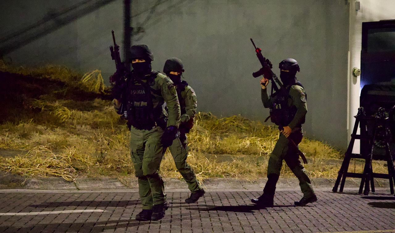 Agentes del Organismos de Investigación Judicial (OIJ) ejecutan 25 allanamientos para desarticular una organización delictiva, en apariencia, dedicada al tráfico internacional de drogas. Los operativos se realizan en Heredia y la zona sur del país.