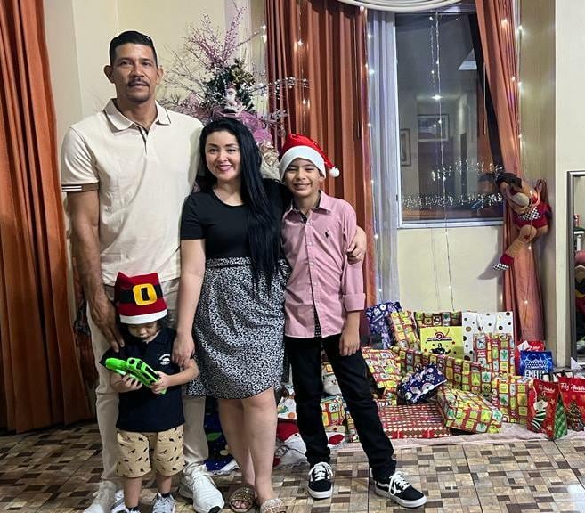 Berny Peña junto a su familia en la última Navidad, ahora el exjugador tico asegura que pasarán unos días sin salir de casa. Fotografía: Cortesía