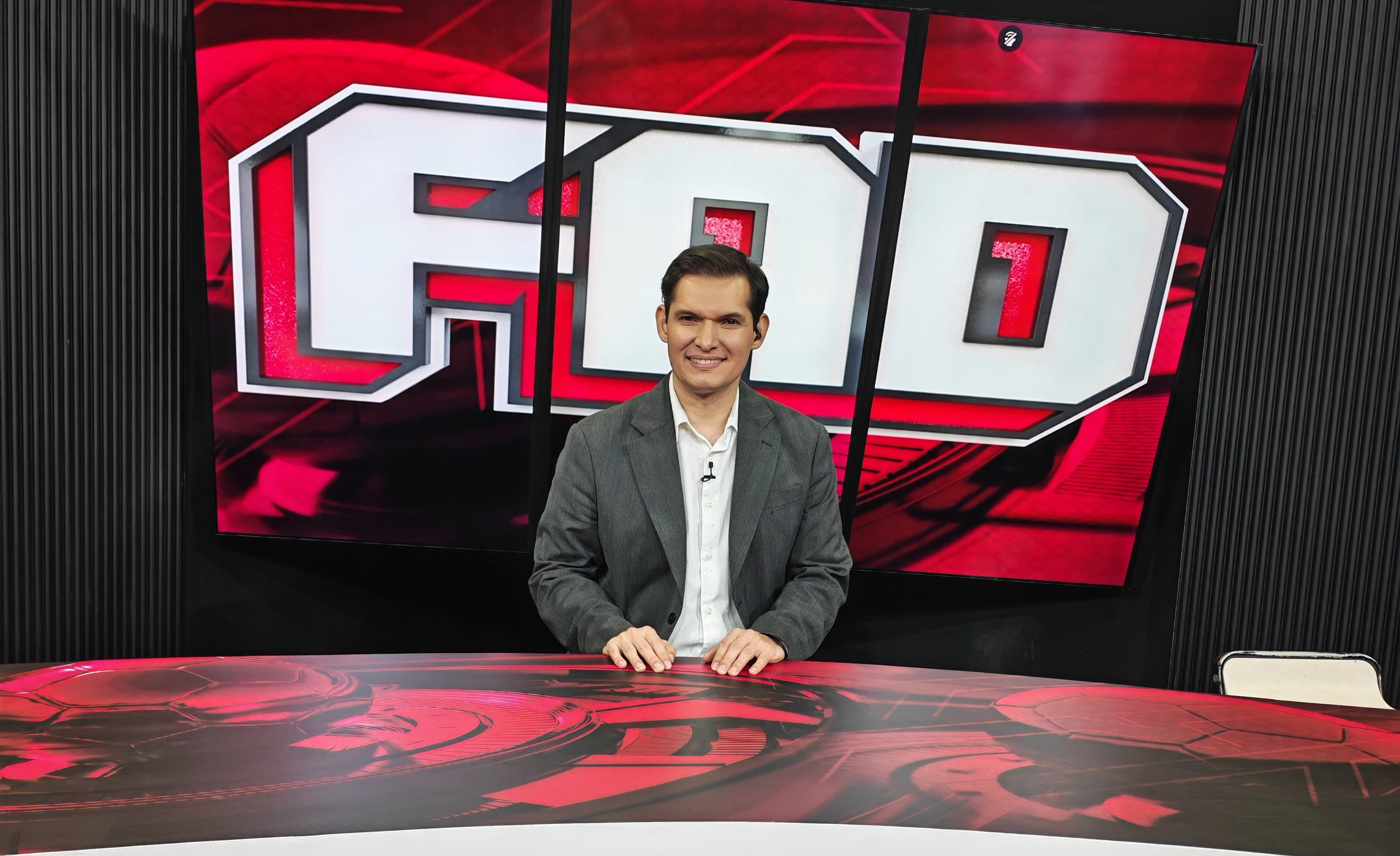 Periodista deportivo José Pablo Alfaro Rojas de Fútbol al día, de canal 8.