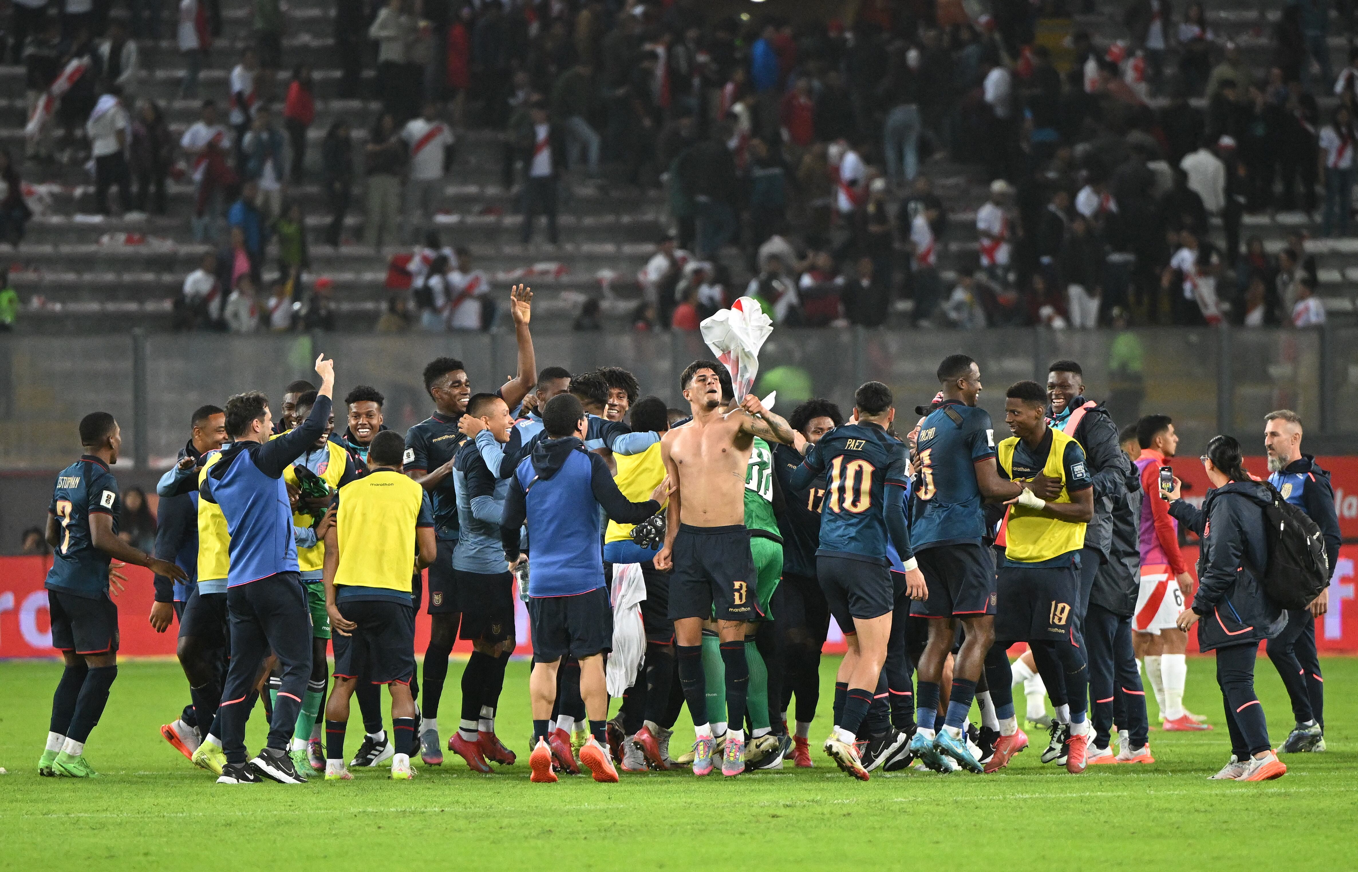 Los jugadores de Ecuador festejan el pase al Mundial, tras empatar con Perú de visita.