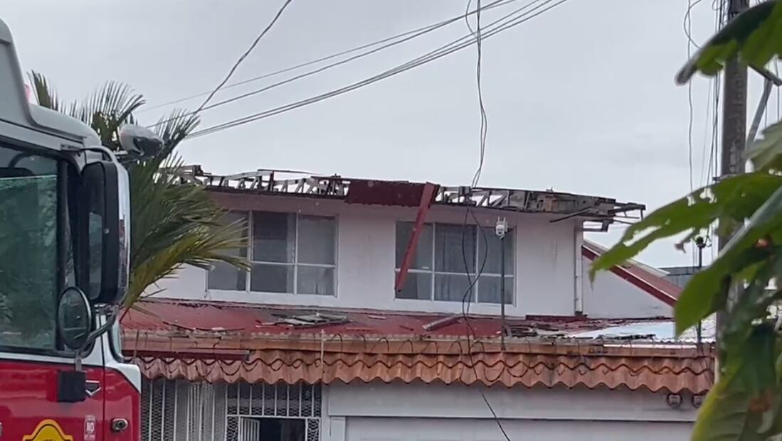 La segunda planta de esta casa en San Sebastián quedó destechada por las fuertes ráfagas de este 18 de octubre. Foto: Cortesía Bomberos.