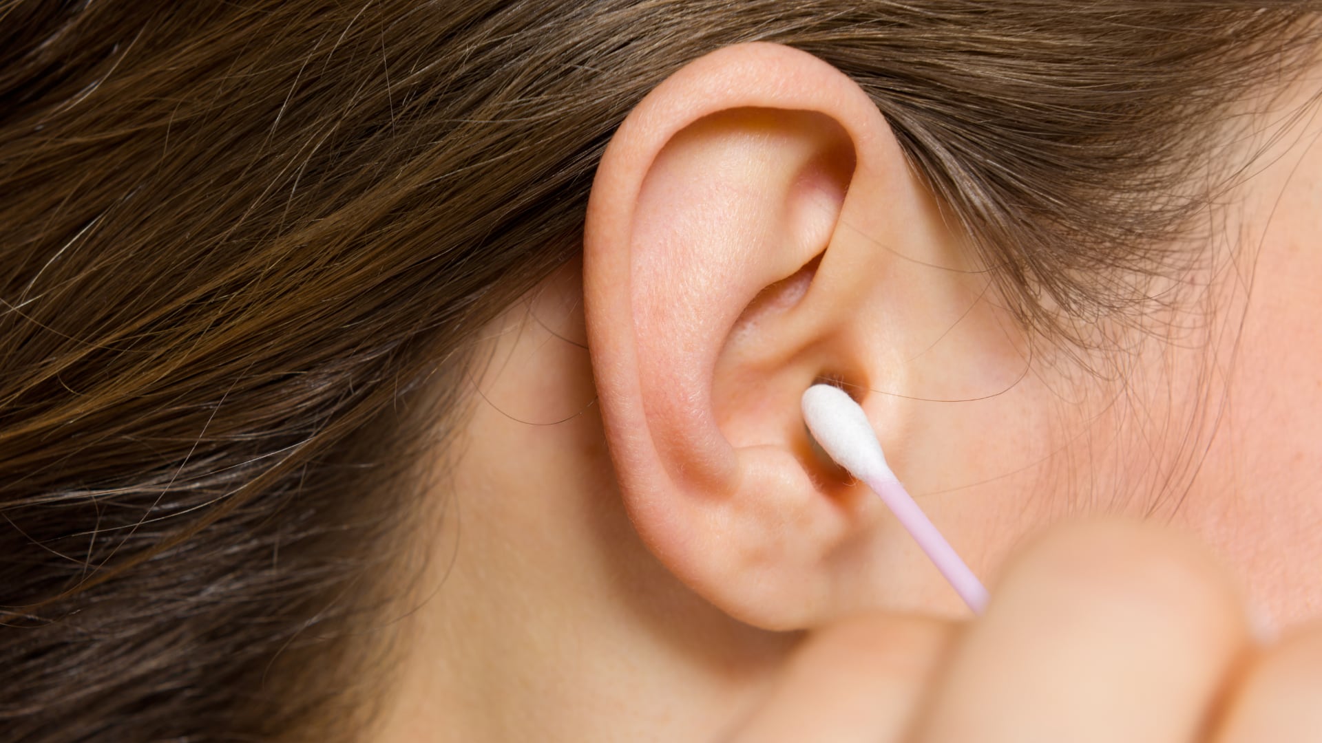 Especialistas explican por qué los bastoncillos de algodón no sirven para limpiar los oídos y detallan cuál es su uso correcto y seguro.