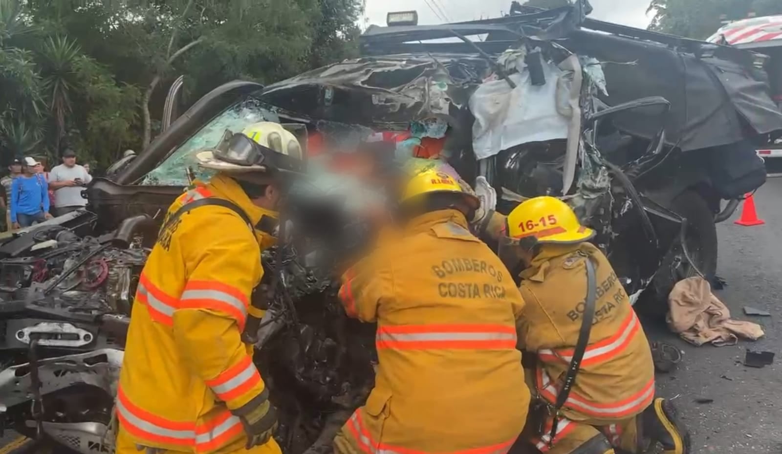 Mortal choque en Palmares. Foto Bomberos.