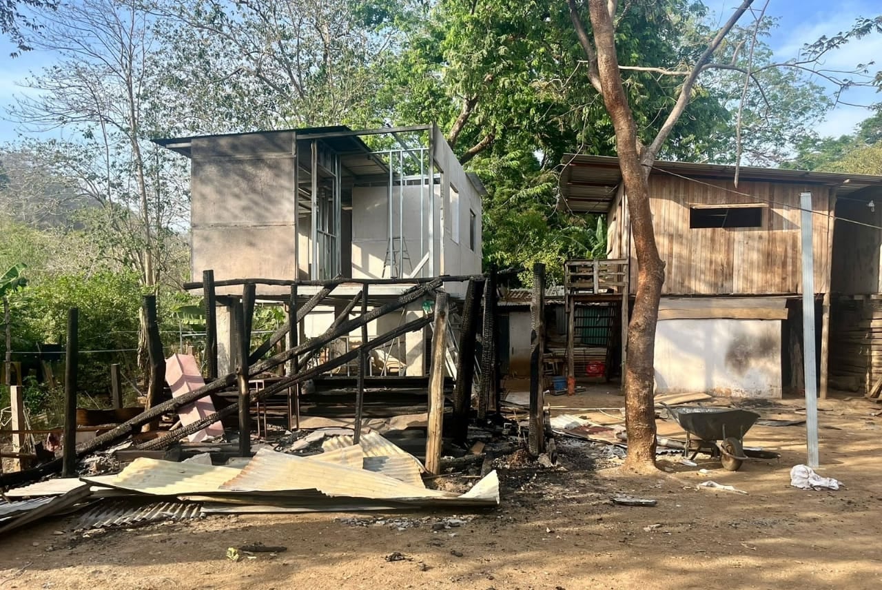 El fuego devoró 20 metros cuadrados de un rancho usado como búnker en Nosara, donde la disputa entre pandillas del narco terminó en un mortal tiroteo. Foto: suministrada por Keyna Calderón.