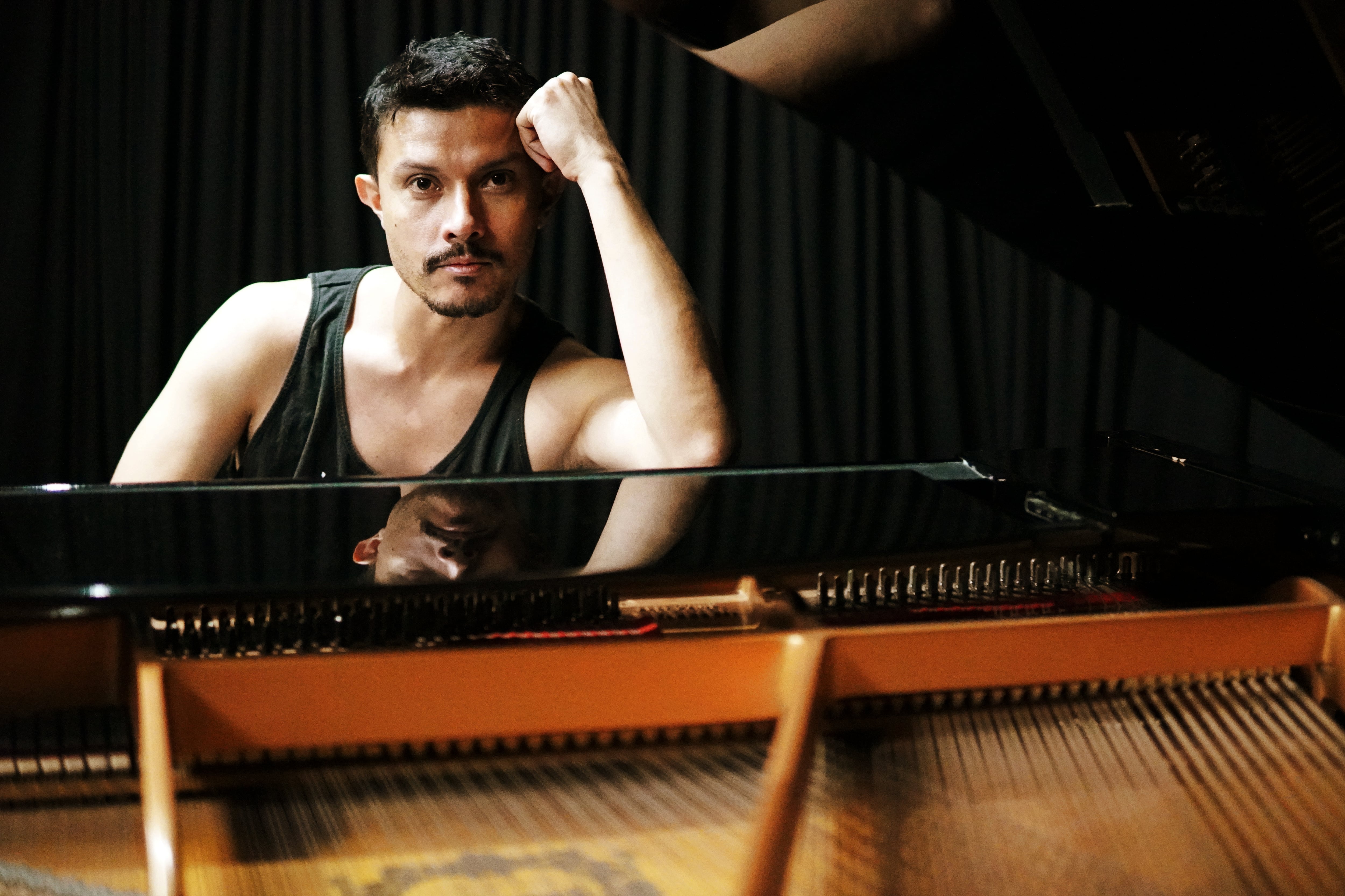 Fabián Arroyo, o Fabi Arroyo, presenta el álbum 'Cuando salte al vacío'.