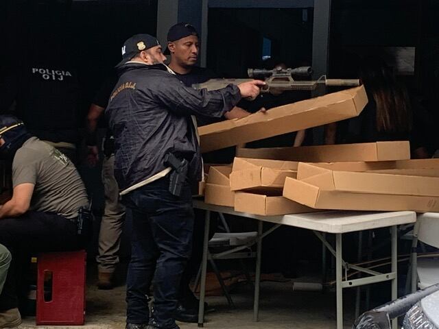 Agentes judiciales y Fiscales descubrieron enorme arsenal a cuatro casas de donde vivía Peña Russell en Atlántida de Limón.