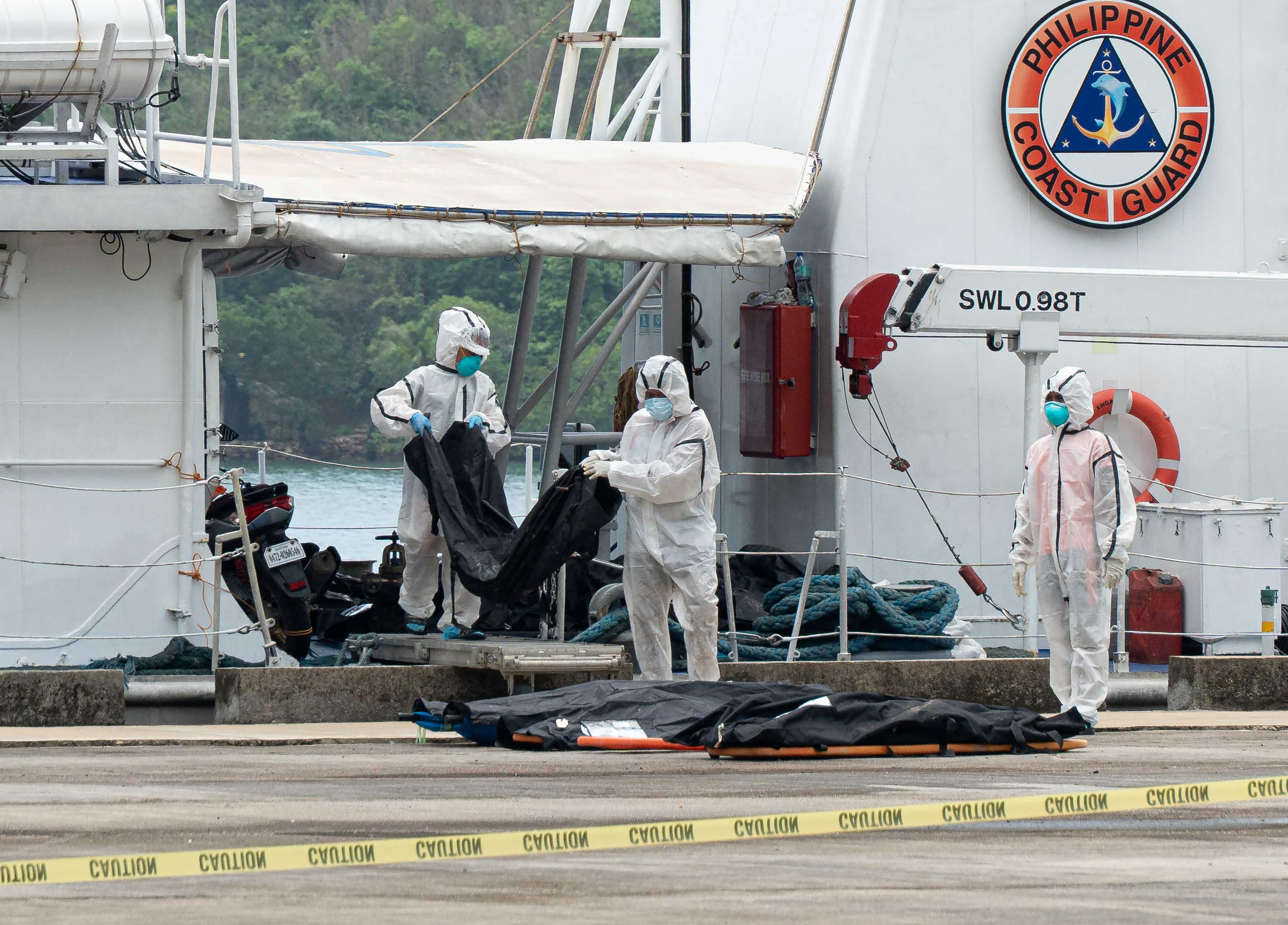 La guardia costera de Filipinas confirmó 76 víctimas fatales y aproximadamente 12 personas desaparecidas tras el voraz incendio que destruyó el barco en segundos.