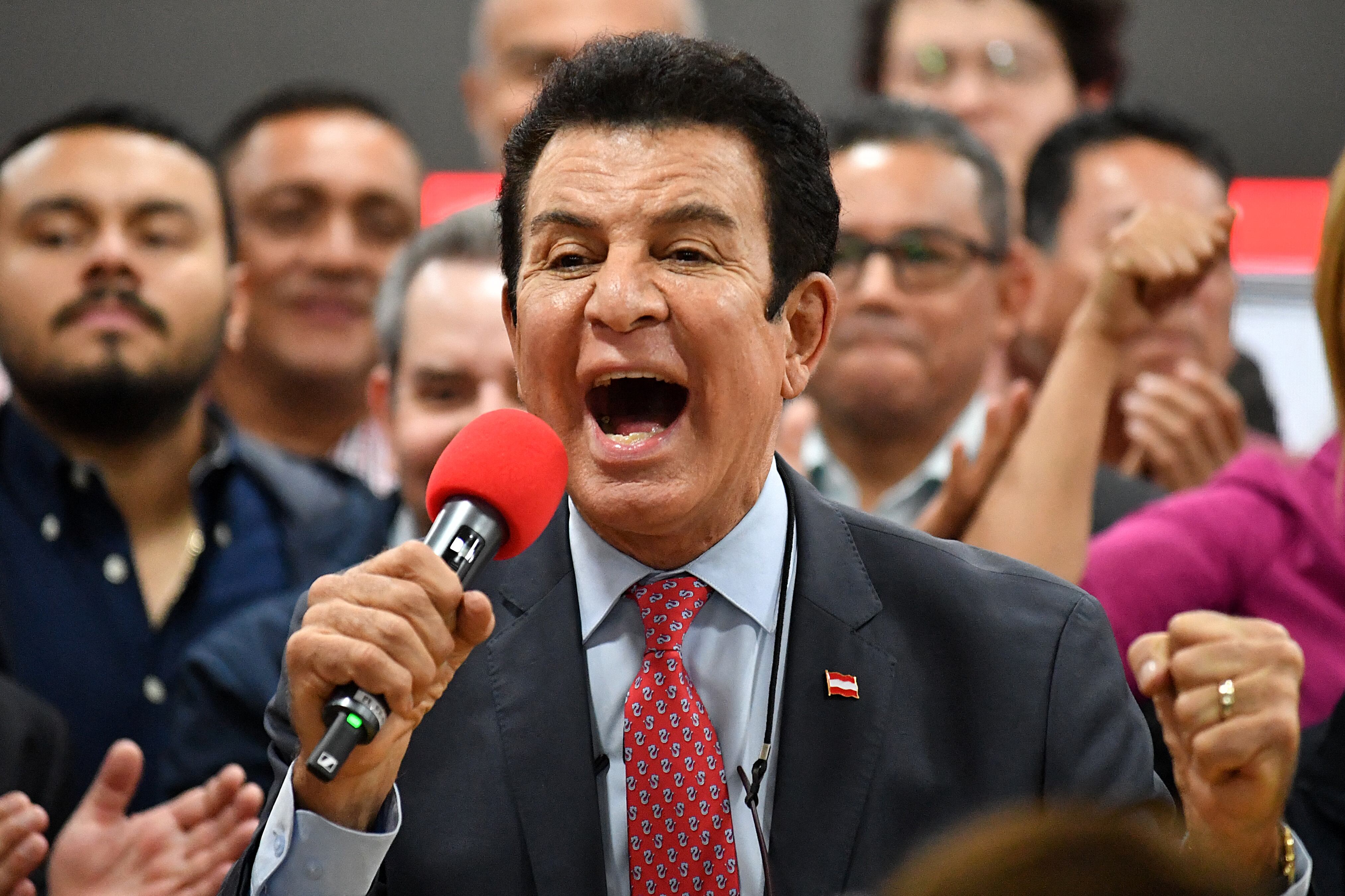 Nasry Asfura retomó la ventaja en el escrutinio presidencial de Honduras, mientras el CNE continúa el conteo en medio de un estrecho margen. En esta imagen del 2 de diciembre, aparece en una conferencia de prensa en Tegucigalpa. Fotografía: