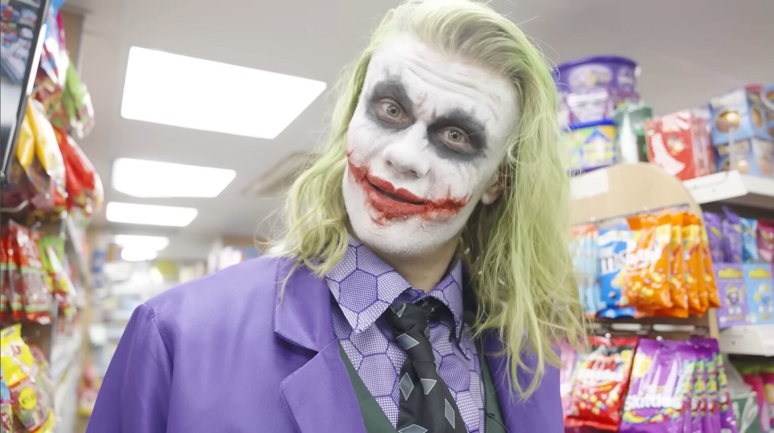 Haaland salió disfrazado de Joker en Halloween por las calles de Manchester antes de una fiesta con su pareja.
