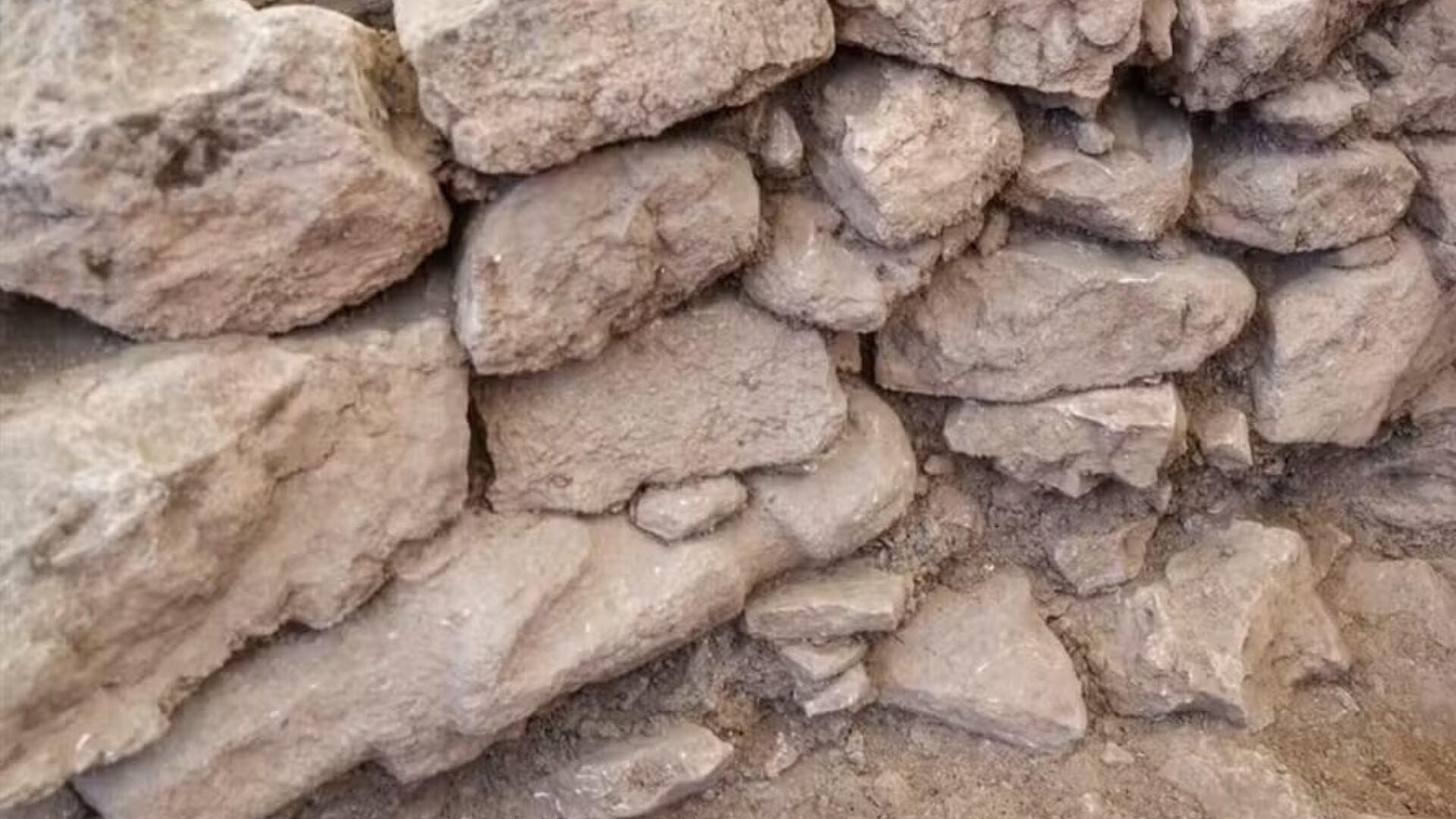 Escultura humana apareció dentro de muro en Göbekli Tepe, Turquía. Tiene más de 12.000 años y sería una ofrenda ritual neolítica.
