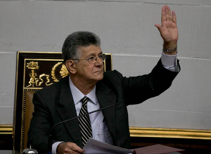 Henry Ramos Allup, presidente de la Asamblea Nacional, dio por abierto el debate que tiene como punto único "la restitución del orden constitucional y la democracia".