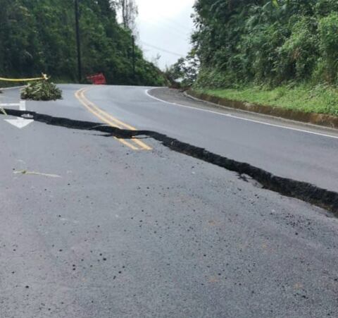 Además de los anegamientos que generó el frente frío en la zona norte, este domingo se cerró un carril de la vía que une Guatuso con San Carlos, pues se falseó. Foto: Edgar Chinchilla.