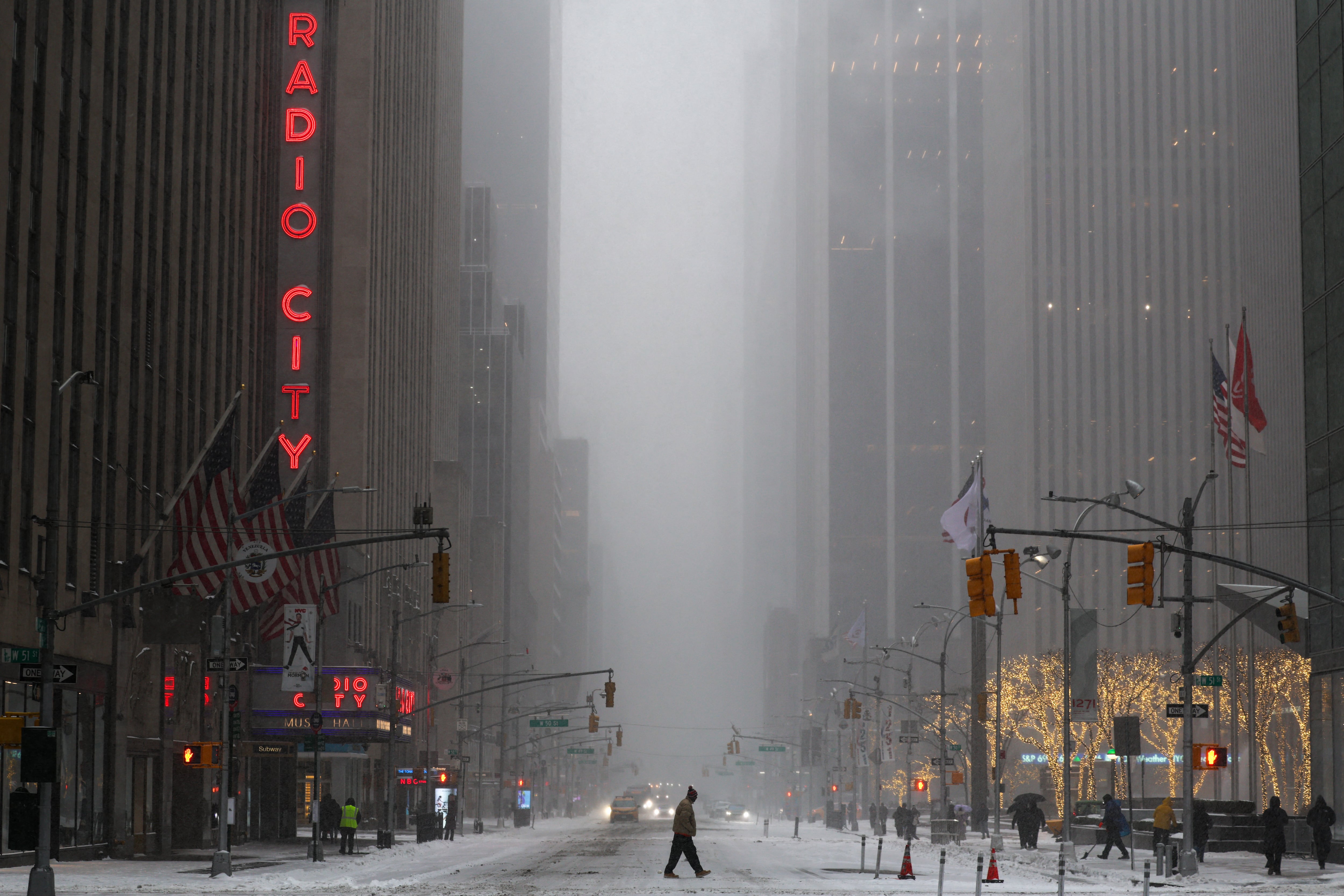 Un hombre por la Sexta Avenida mientras caía nieve en el distrito de Manhattan de la ciudad de Nueva York este 25 de enero. Fotografía:
