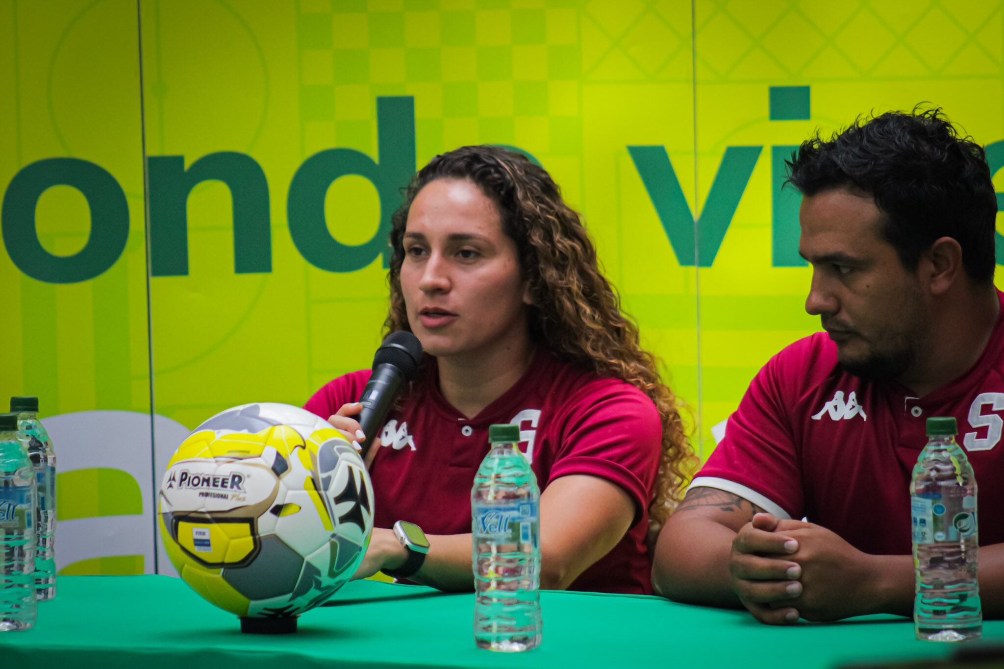 La capitana de Saprissa FF Carolina Venegas y el técnico Adal Sánchez acudieron al Media Day de Uniffut, el lunes anterior.