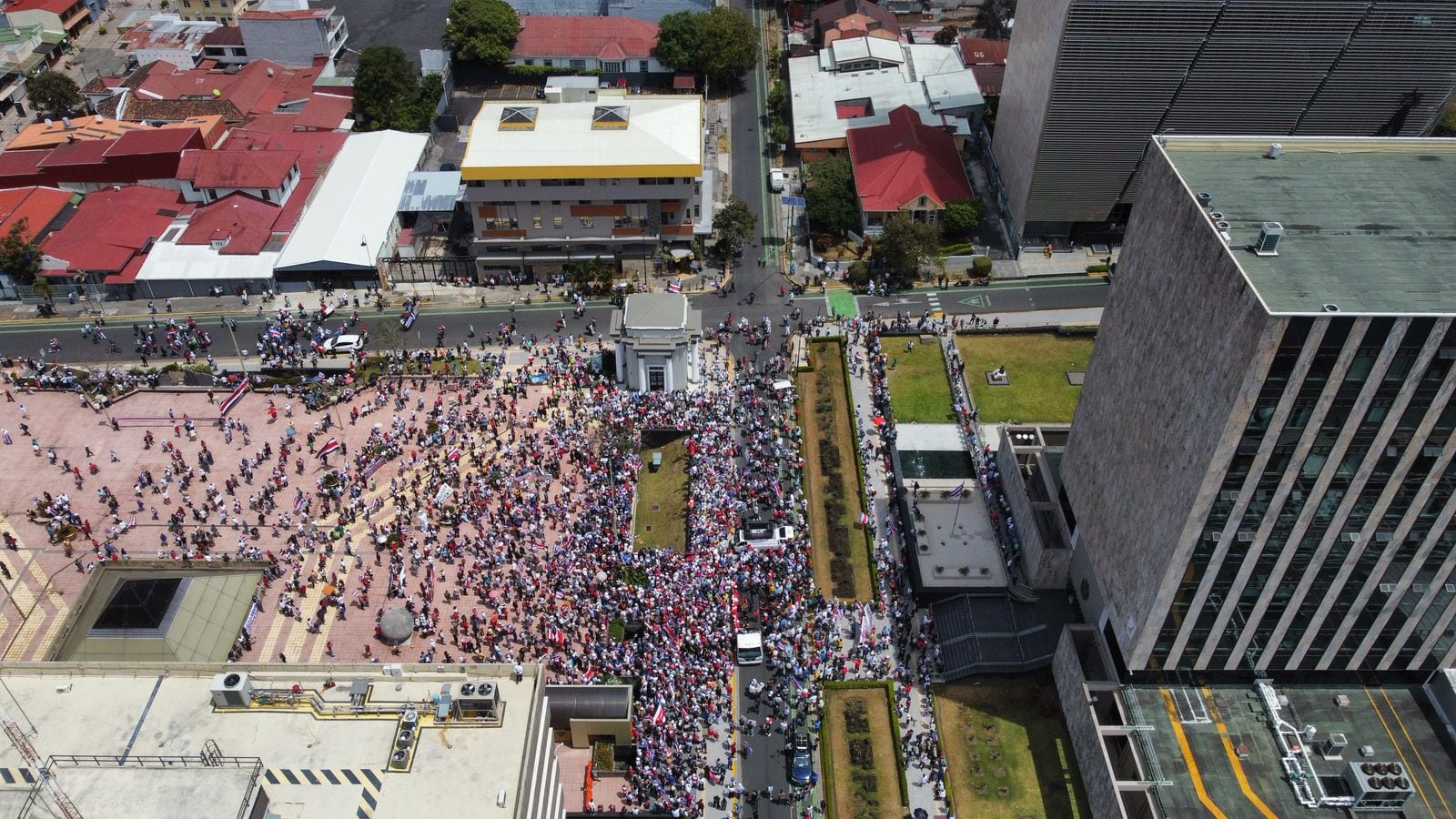 10:32 a. m. Así lucía la plaza de la Justicia, frente a la Corte Suprema de Justicia, en la protesta contra el fiscal Carlo Díaz.
