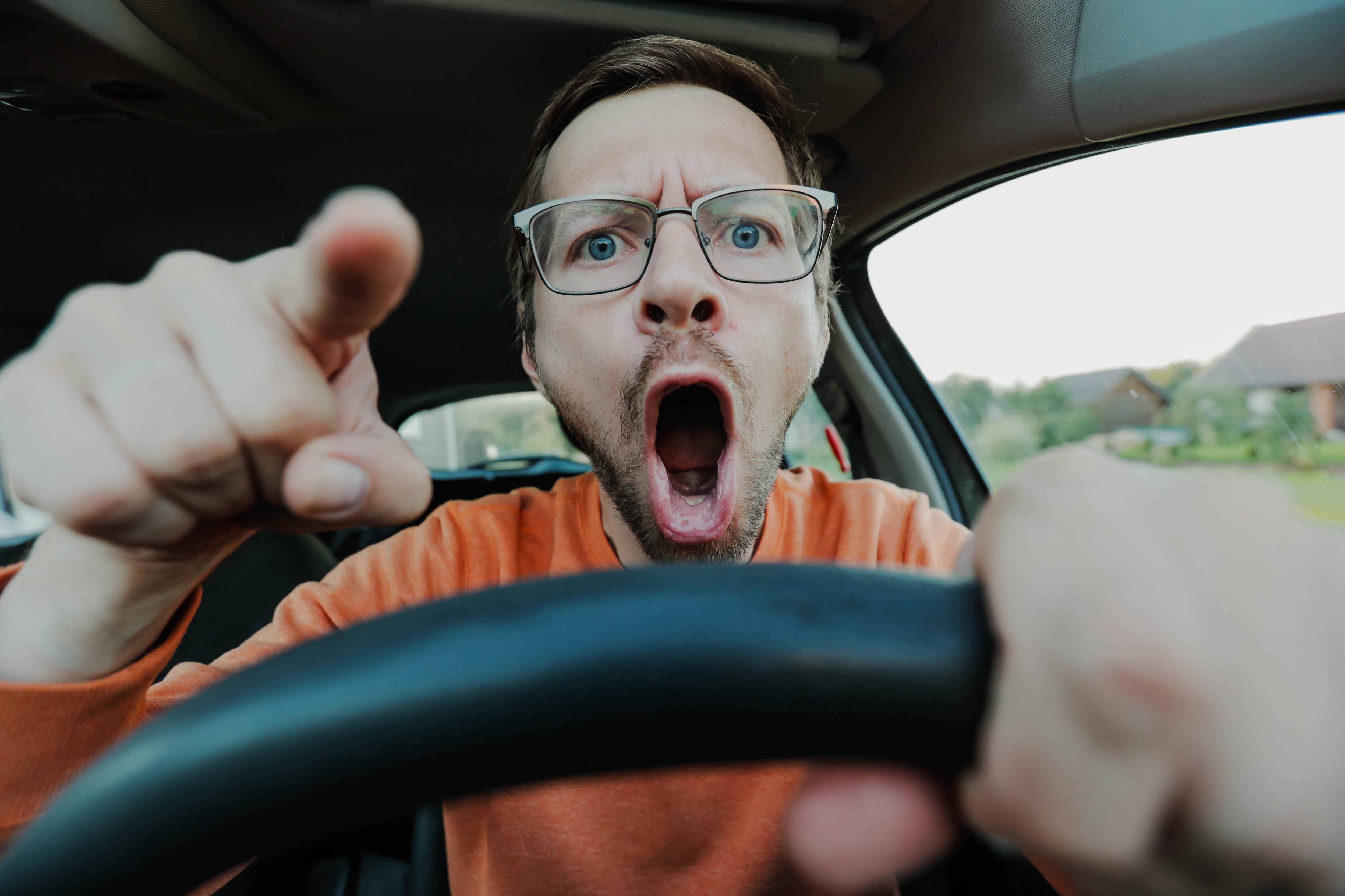 Chofer agresivo, conductor enojado, ira al volante, manejo con furia