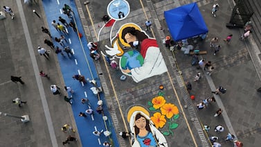 El Salvador crea la ‘megaalfombra’ de sal más grande de Centroamérica en Semana Santa