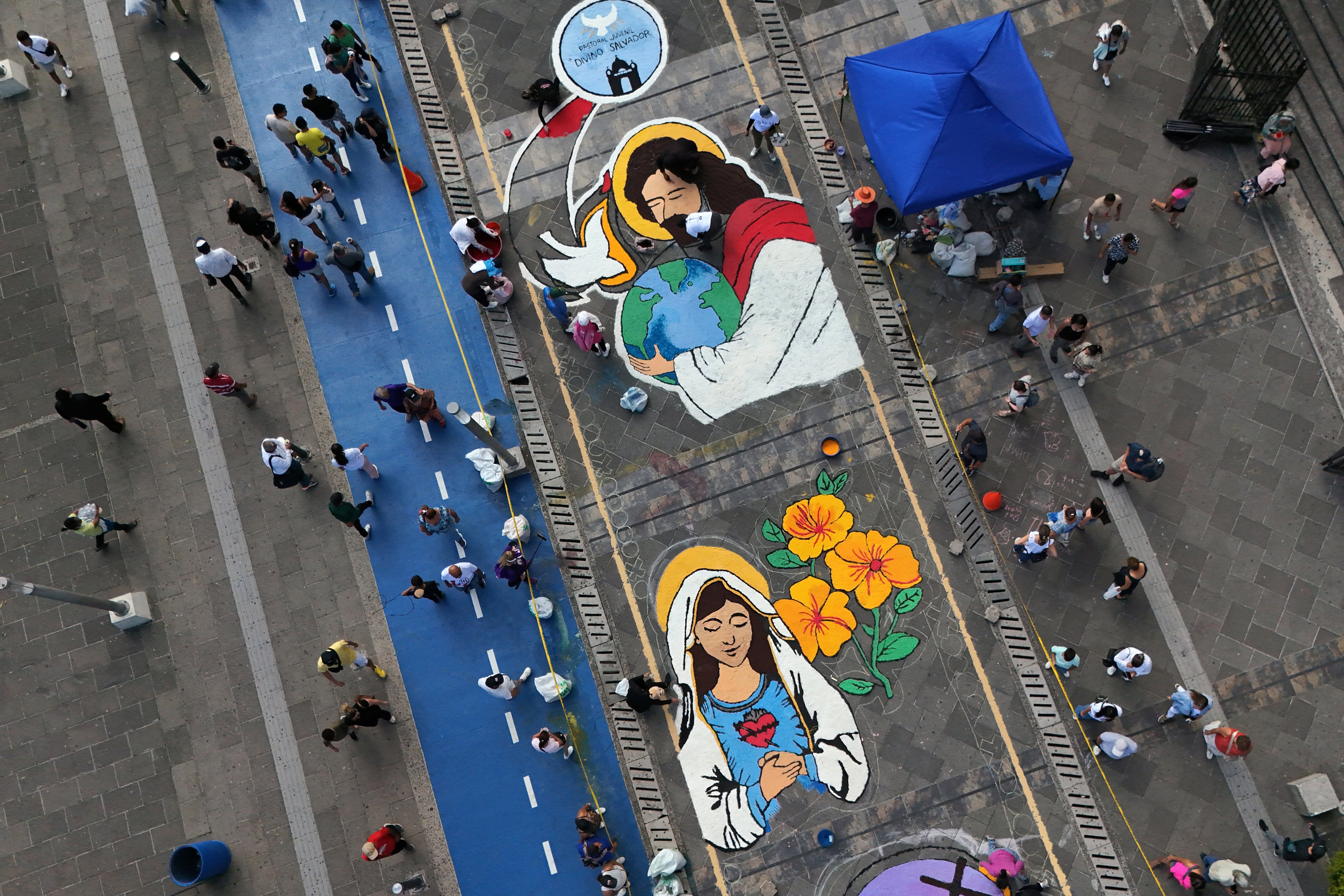 Esta vista aérea muestra una alfombra de sal de más de un kilómetro, considerada la más grande de Centroamérica, durante las celebraciones de Semana Santa en el centro histórico de San Salvador, el 3 de abril de 2026. (Foto: Marvin RECINOS / AFP)