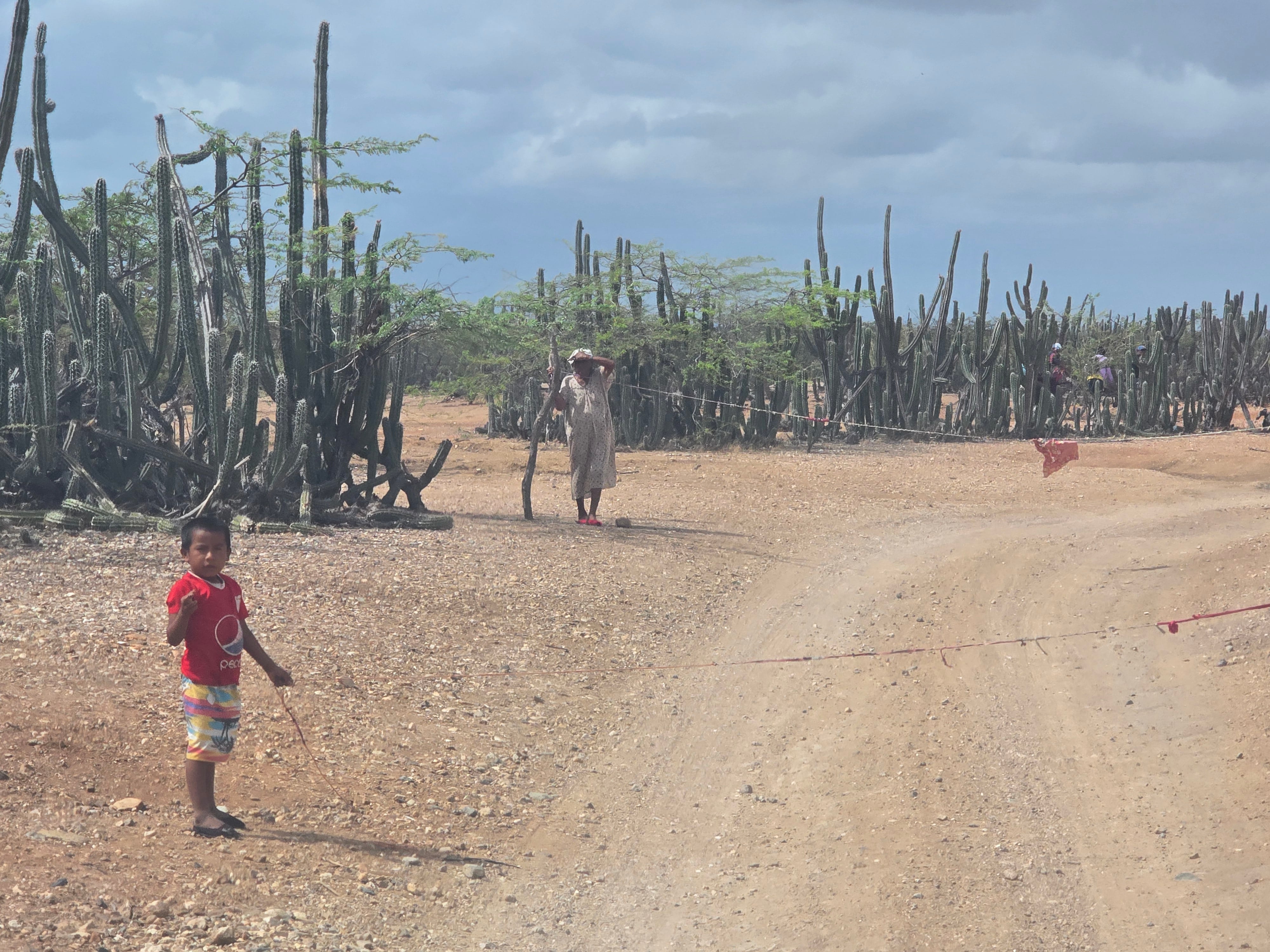 Pobreza en Alta Guajira, Colombia, "peajes" en el camino