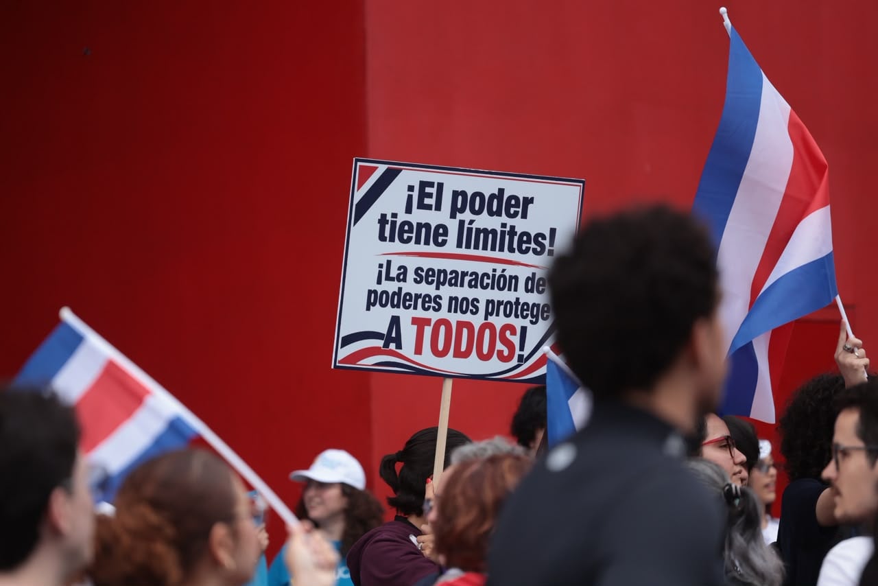 Las principales consignas de la manifestación son defender la independencia judicial, la división de poderes y la democracia.