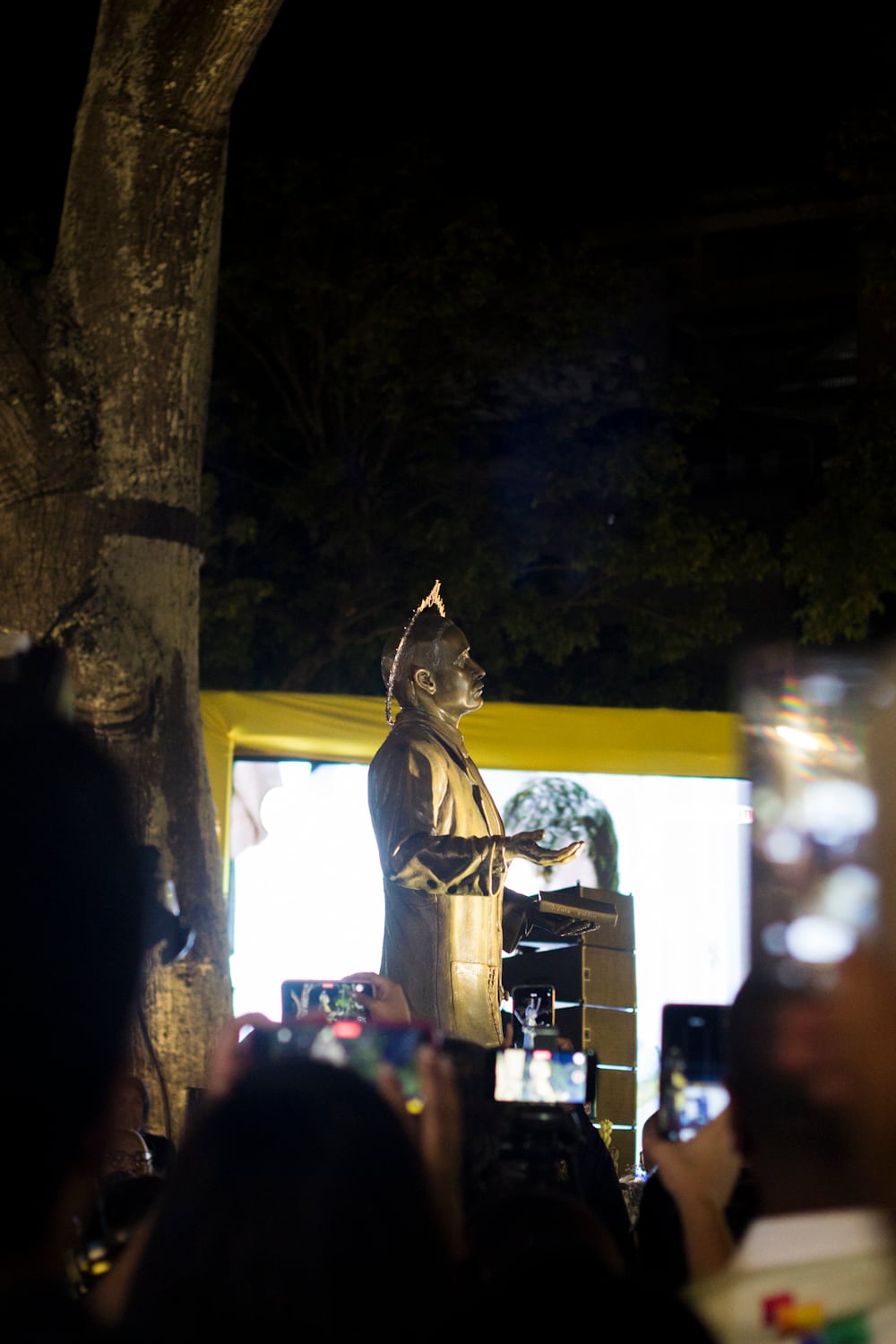 Caracas acompañó con fe el día en que el Vaticano proclamó santo a José Gregorio Hernández. Desde tempranas horas, fieles se congregaron en vigilia para honrar al médico venezolano cuya devoción popular ha atravesado generaciones. La imagen, ya con la aureola de santo, simbolizó el reconocimiento oficial a una fe que el pueblo sostuvo durante décadas. Velas encendidas, oraciones y silencio marcaron una jornada histórica en la que la devoción se expresó en las calles como parte de la identidad colectiva venezolana.