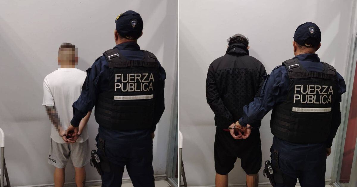 En la imagen los sujetos detenidos dando la espalda a la cámara