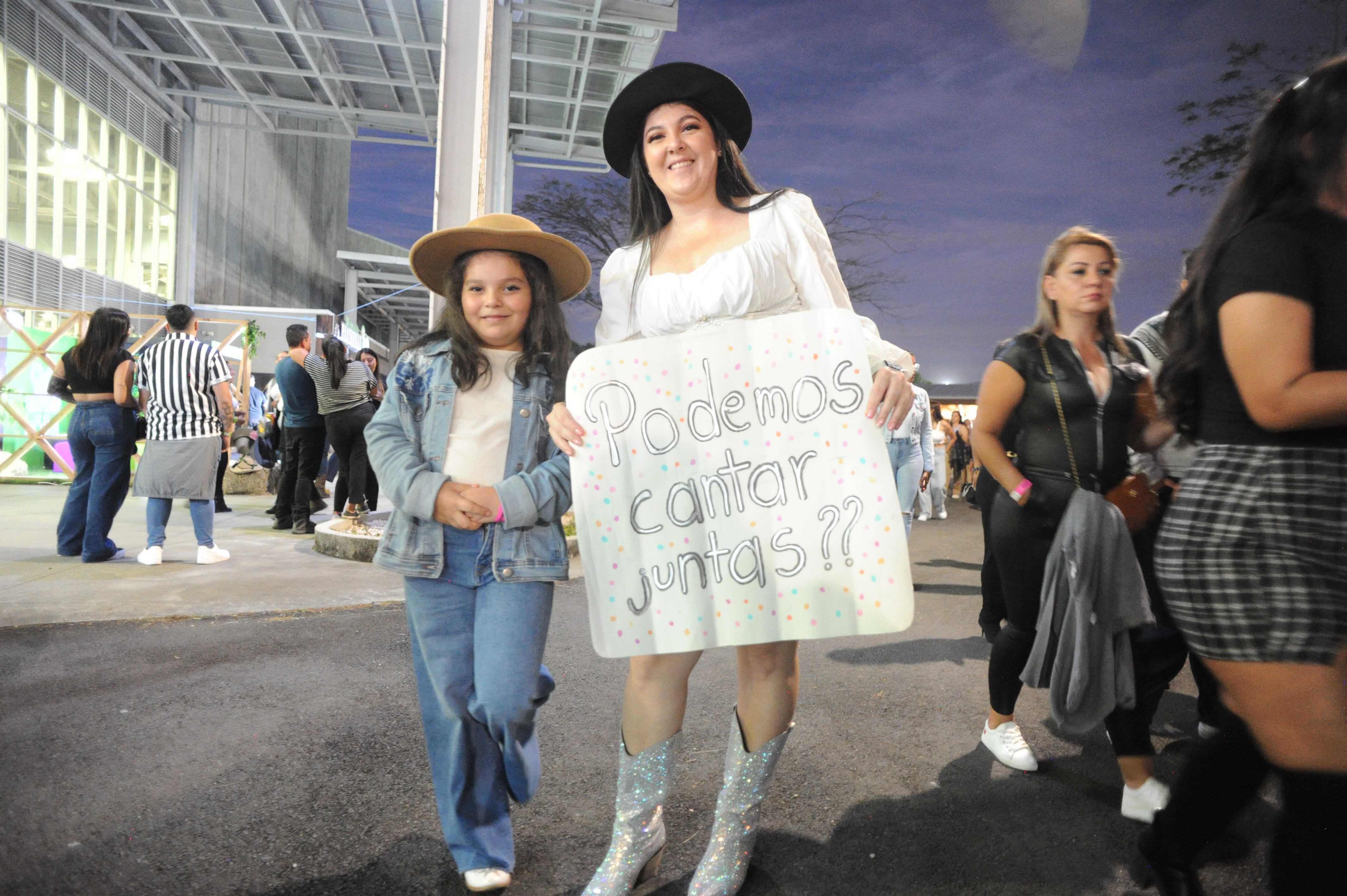 Imágenes de las fans de Ha-Ash previo al concierto en Costa Rica.