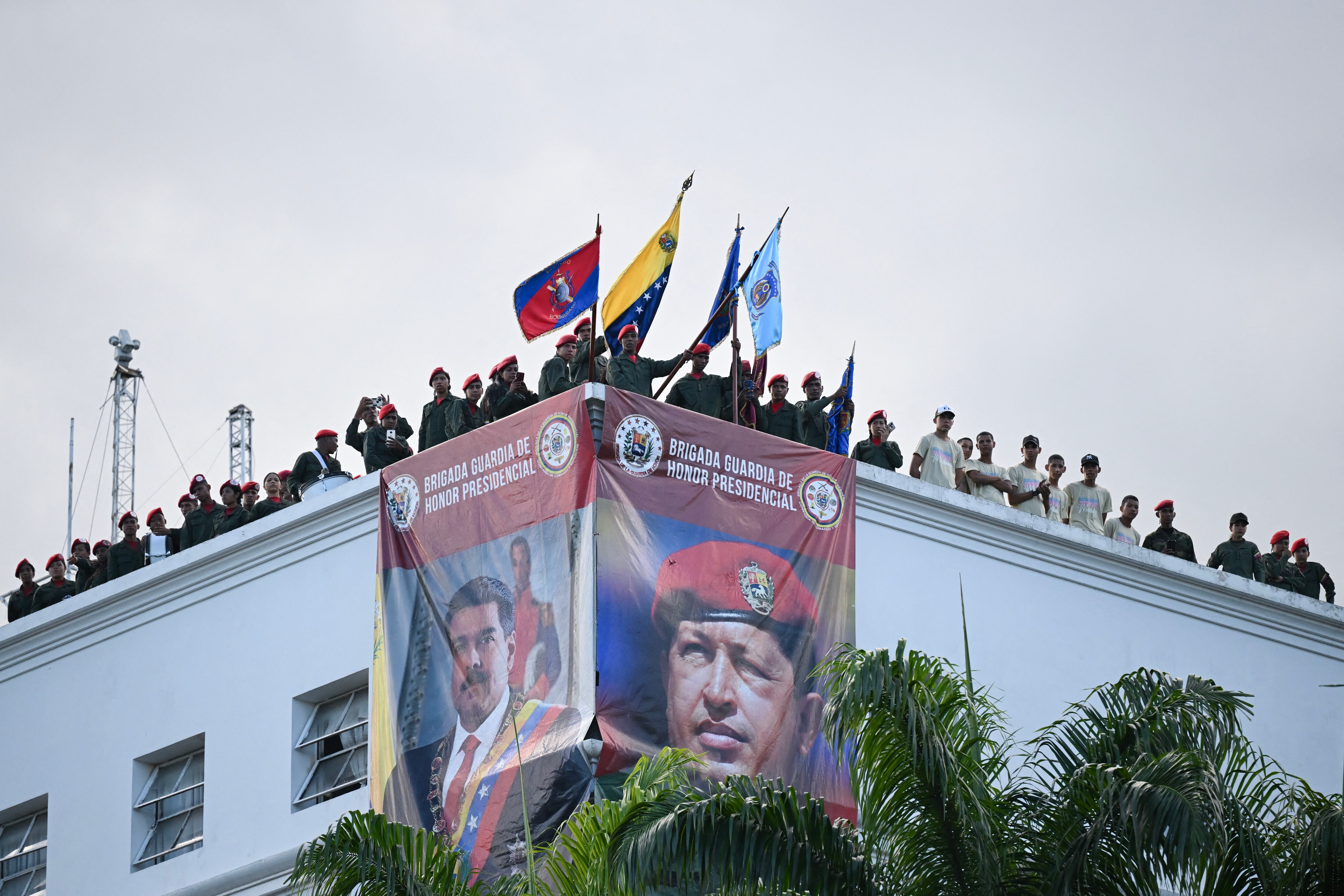 Miembros de la guardia de honor de Nicolás Maduro se encuentran en el techo del palacio presidencial de Miraflores.