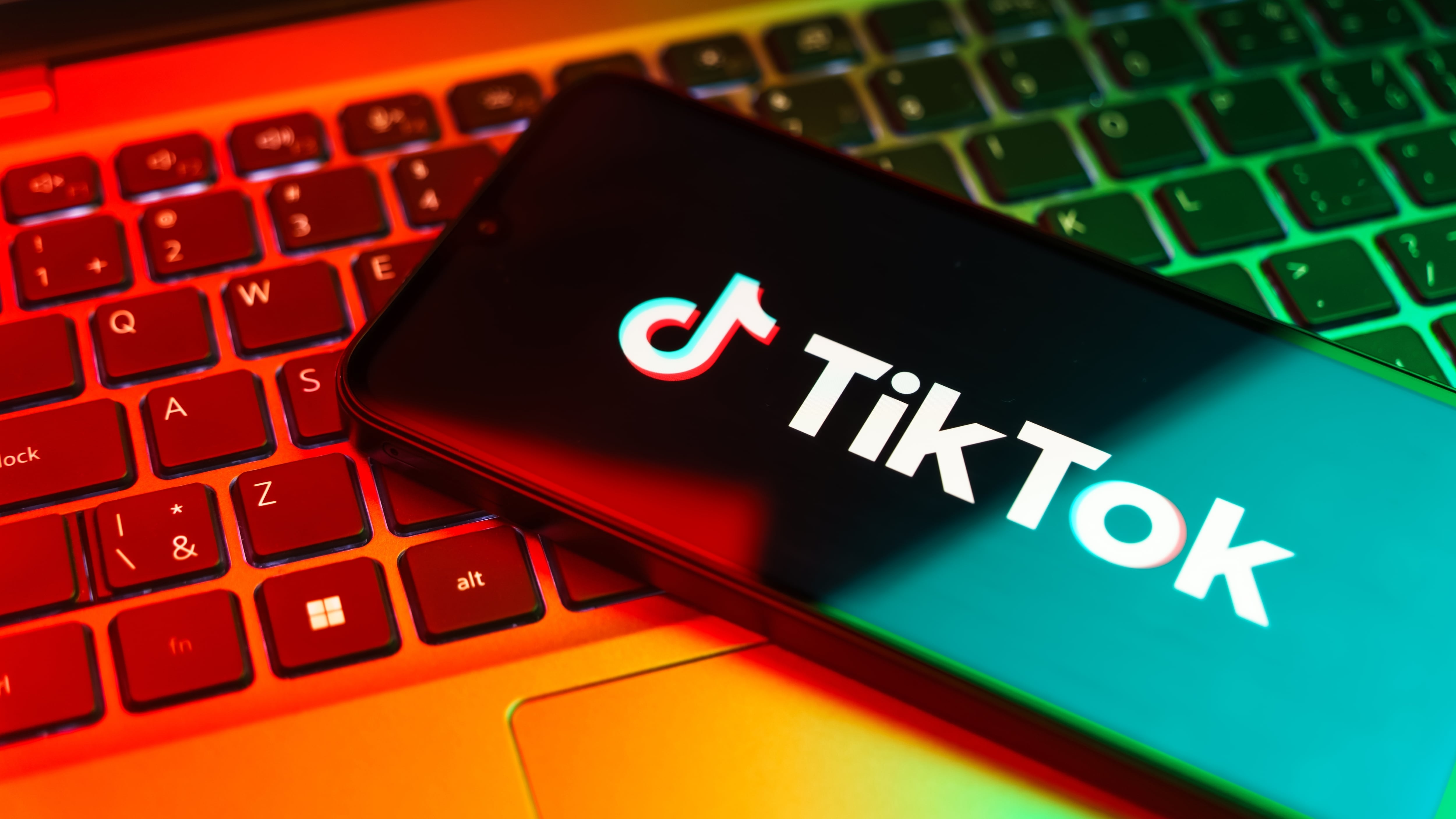 TikTok, red social, contra historias, teclado de computadora y teléfono celular