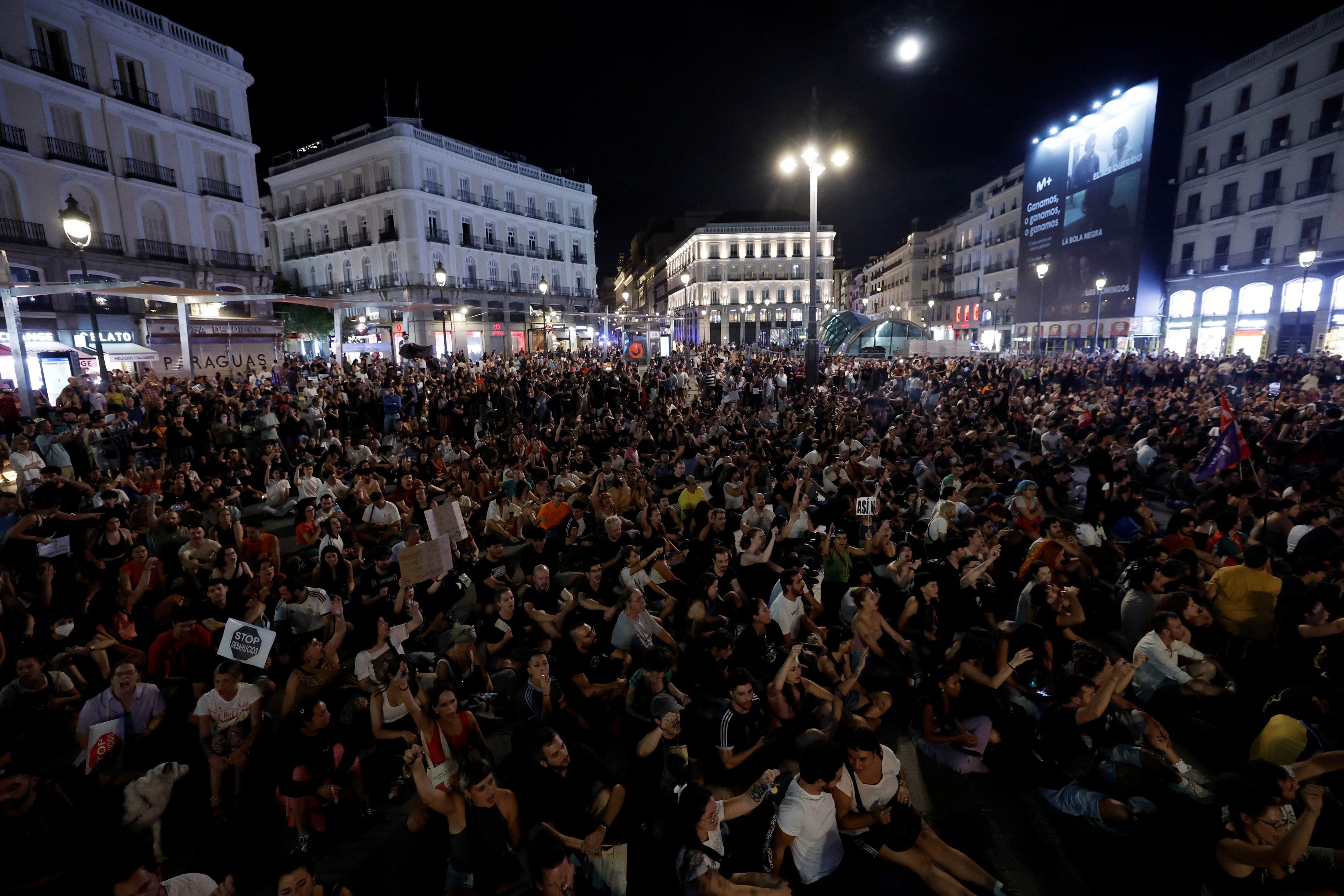 Manifestantes protestan contra los desalojos y la crisis de vivienda frente a la sede de la Presidencia de la Comunidad de Madrid, en la Puerta del Sol, este 26 de setiembre.