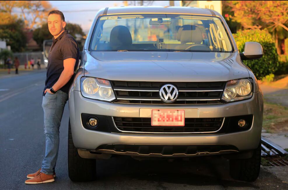 El uber costarricene Tavo al volante en su carro
