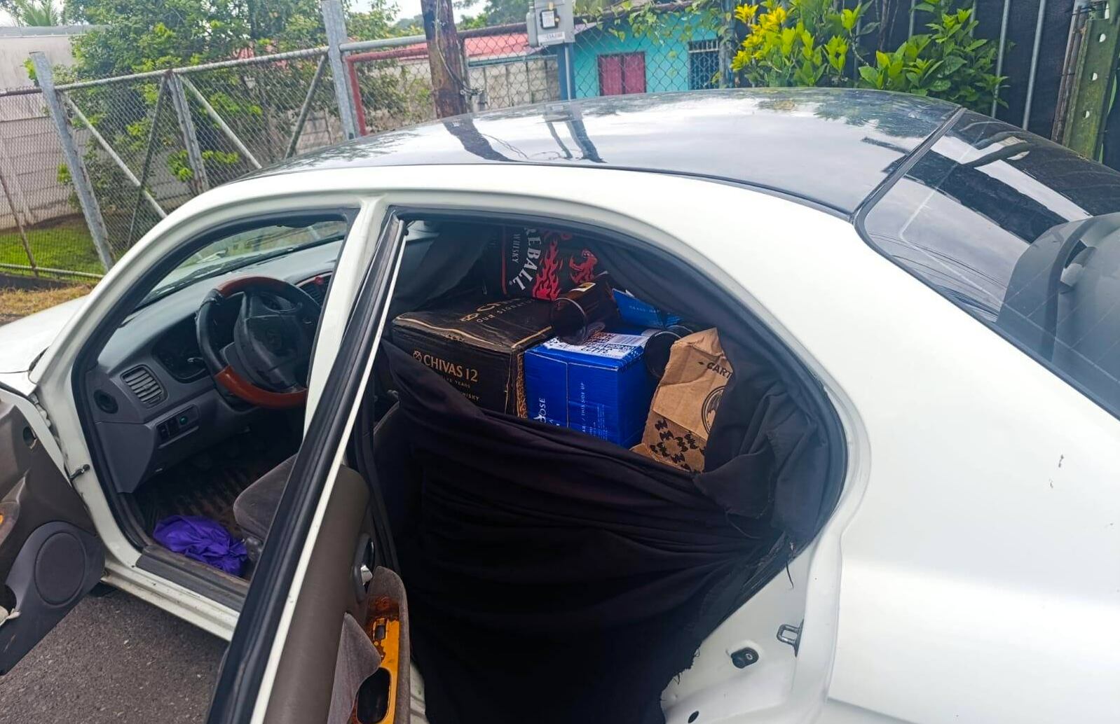 Así era trasladado el licor en el vehículo que recibió los impactos de bala cuando el conductor intentó embestir a oficial. Fotografía: