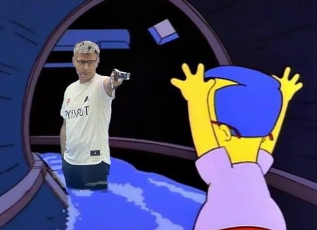 Yusuf Dikec apuntándole al pequeño Milhouse de Los Simpson. Foto: Redes Sociales