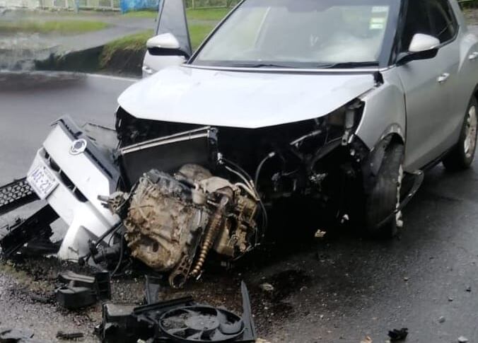Un vehículo chocó contra una alcantarilla en la ruta 10, frente al plantel de Recope en Siquirres; el impacto fue tan fuerte que el motor se desprendió y la vía quedó cerrada. Fotografía: