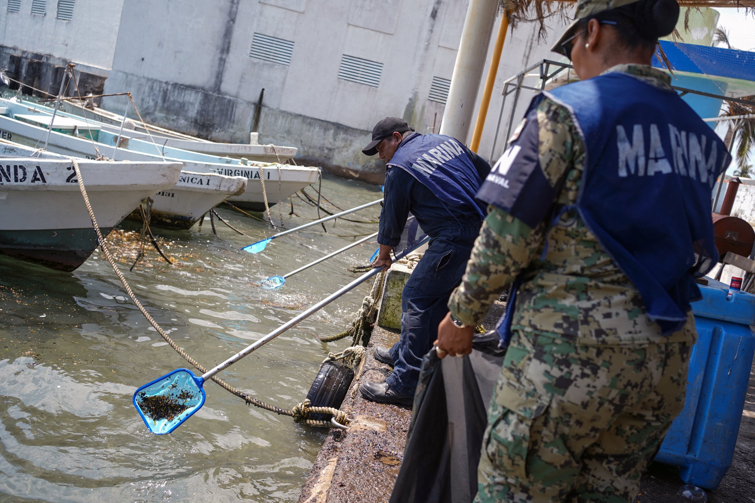 Miembros de la Marina realizan labores de limpieza en Boca del Río, cerca de Veracruz, el gobierno mexicano informó e que había retirado 128 toneladas de residuos de petróleo crudo del Golfo de México.