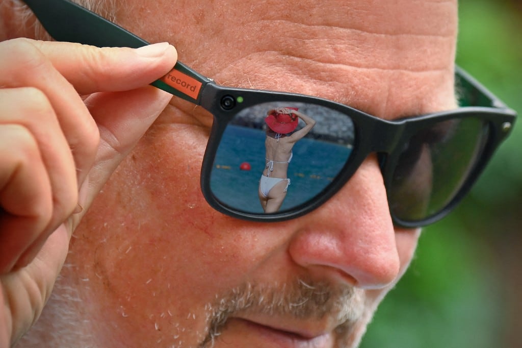 Montaje fotográfico de cómo unas gafas inteligentes captan en secreto a una mujer en bikini en la playa.