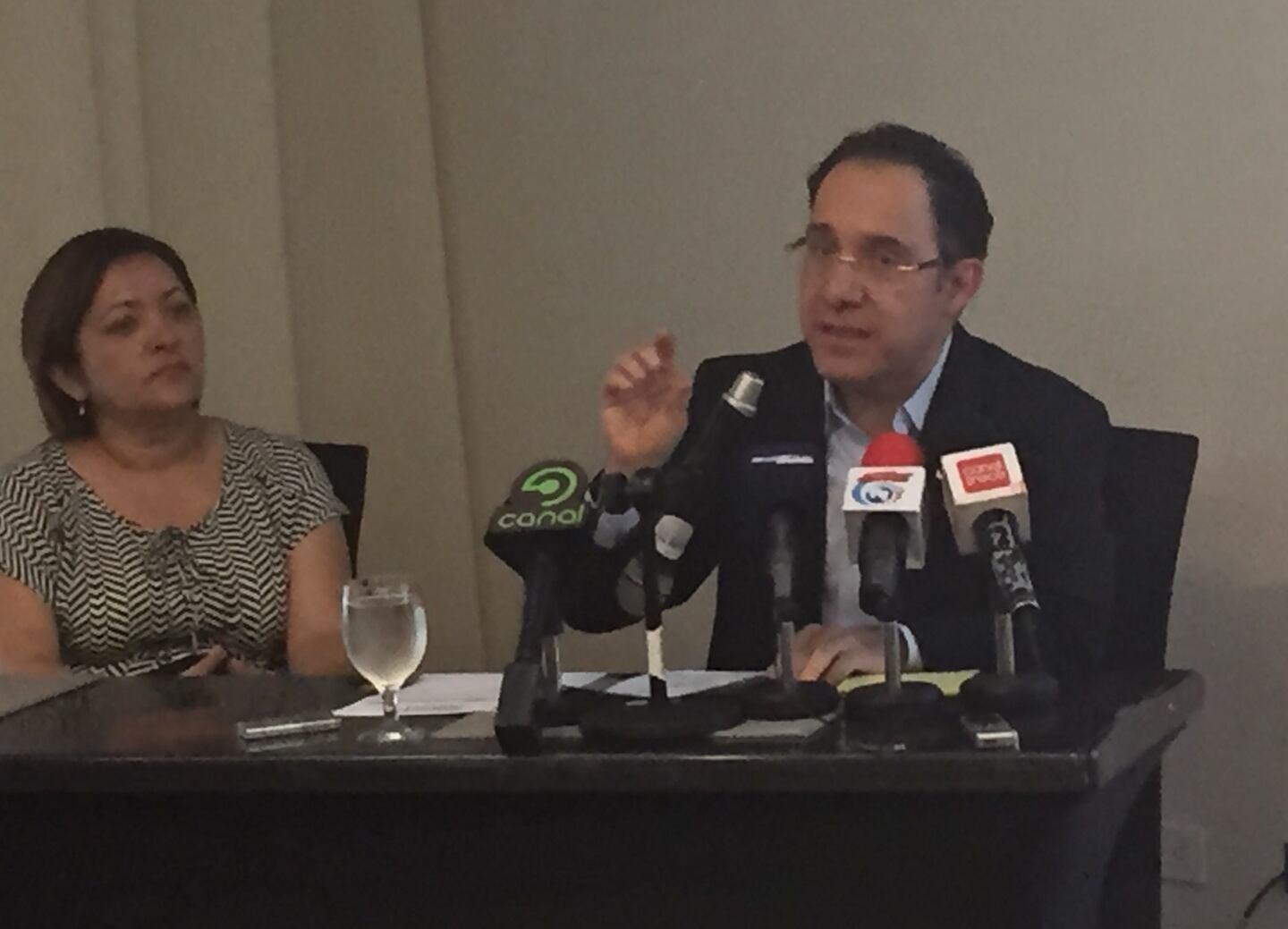 El exdiputado Óscar Alfaro anunció junto a su esposa Faridi Guerrero, que aspirará encabezar la papeleta del PLN por el cantón central de San José, en las elecciones municipales del próximo año.