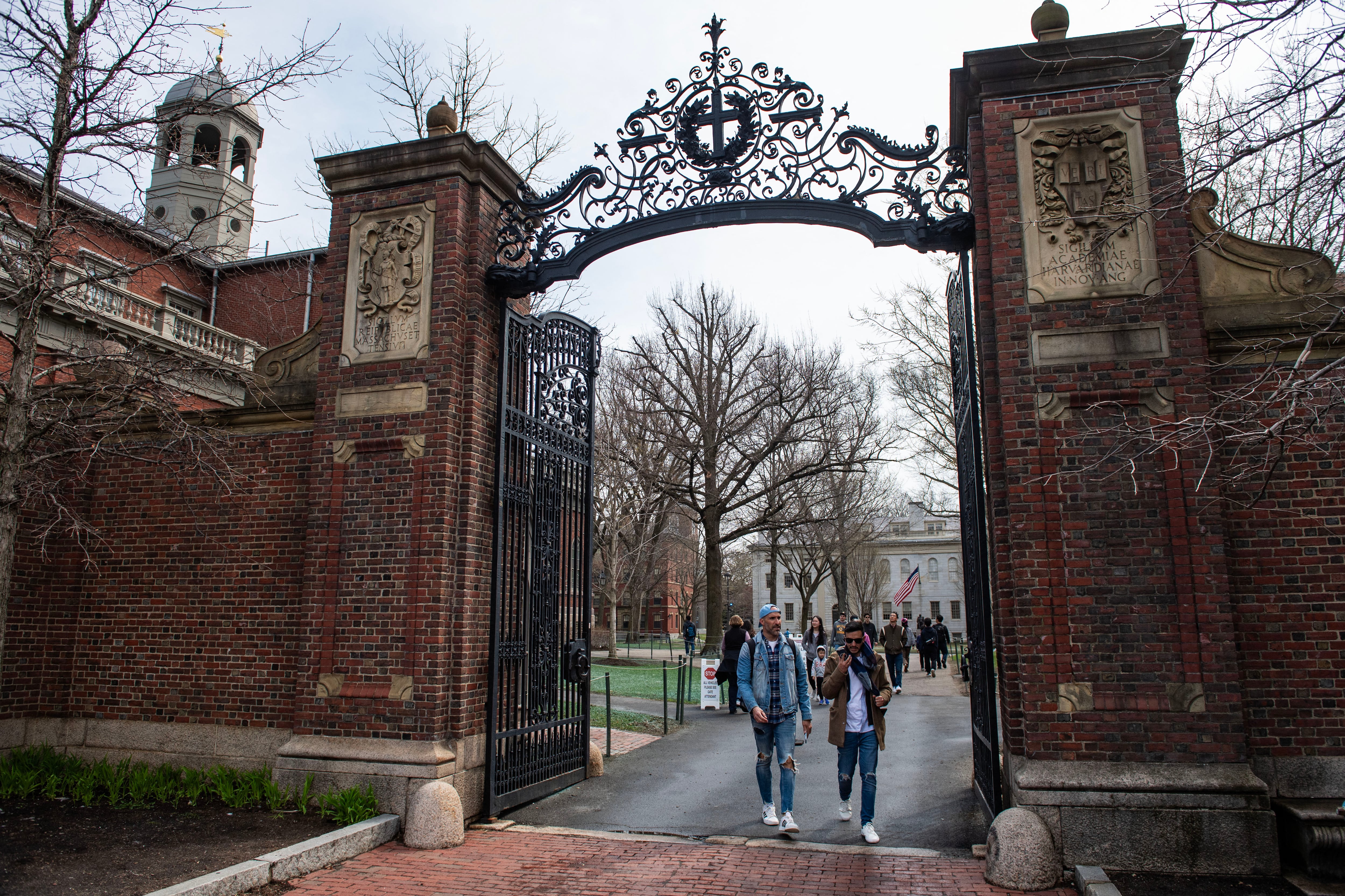 Personas cruzan una puerta al salir de Harvard Yard, en el campus de la Universidad de Harvard en Cambridge, Massachusetts, el pasado 15 de abril. Fotografía: