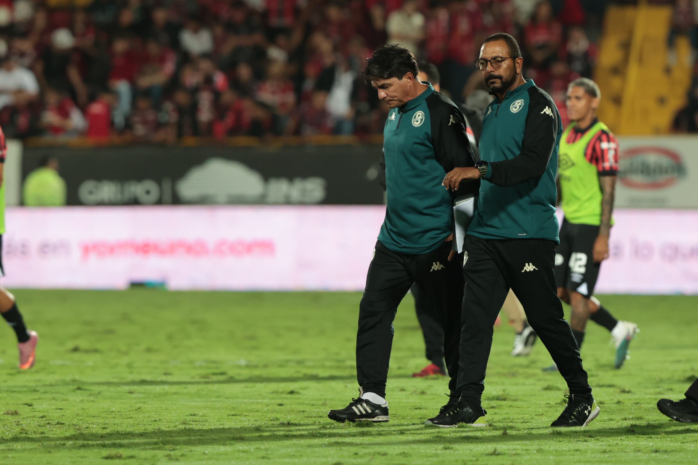 19/10/2025/ Juego entre Liga Deportiva Alajuelense vs Deportivo Saprissa por la jornada 13 del torneo apertura de la Liga Promerica en el estadio Alejandro Morera Soto / foto John Durán