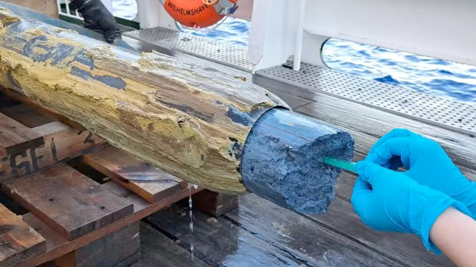 Investigadores detectaron una masa azul con microbios que generan metano y resisten condiciones extremas a 3.000 metros de profundidad.