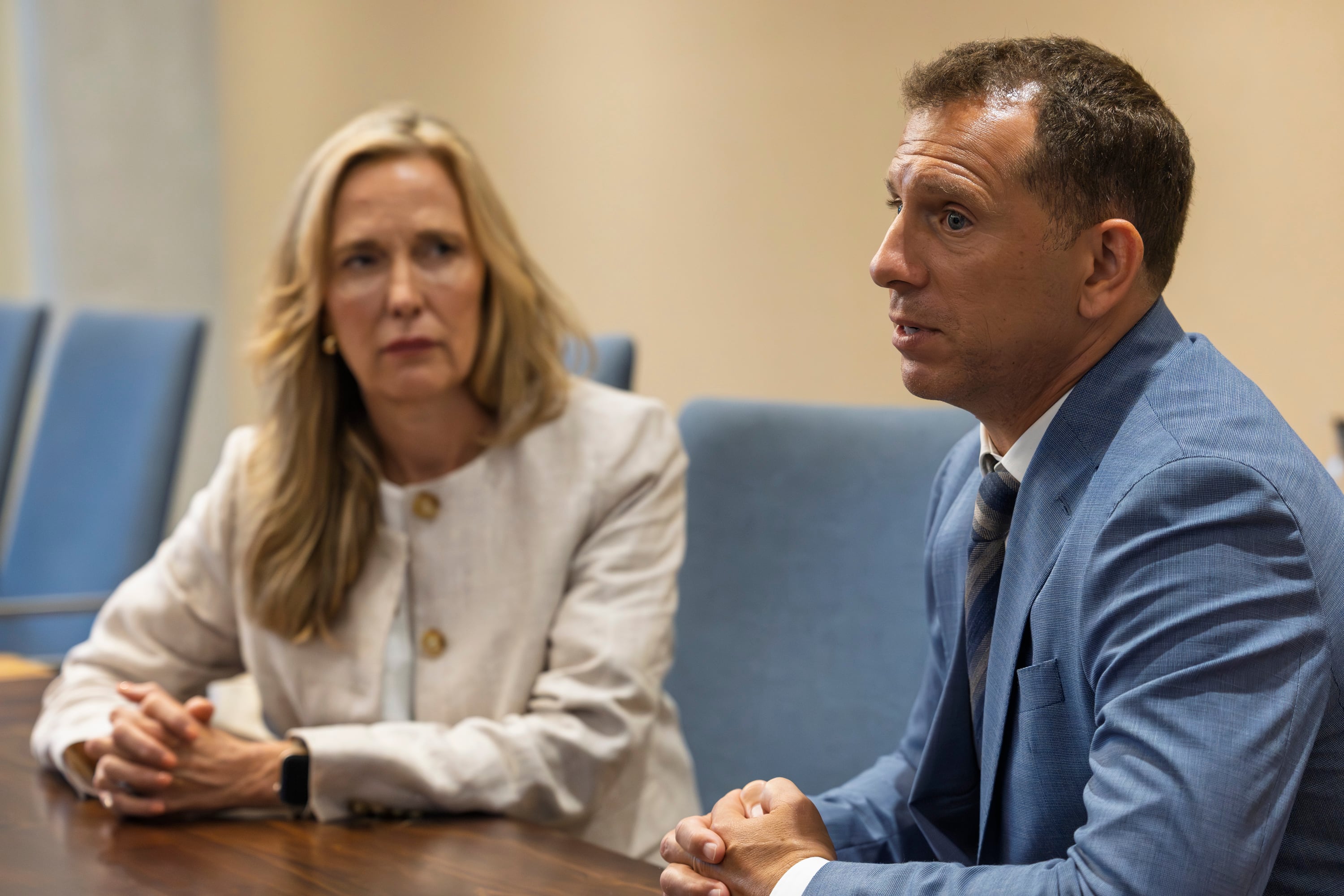 03/09/2025, Heredia, Centro de Convenciones, entrevista con Henry Loewendahl director ejecutivo de Wavteq y Didi Cadwell presidenta de Global Location Strategies.