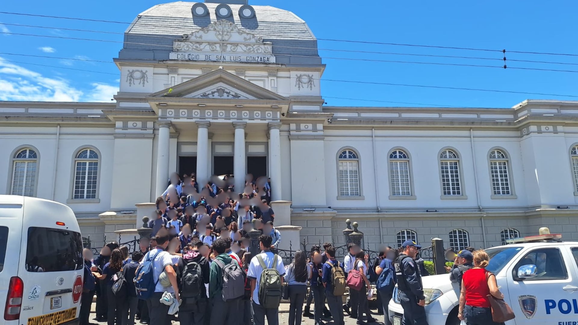Tras la alerta de amenaza, los estudiantes fueron evacuados del centro educativo.