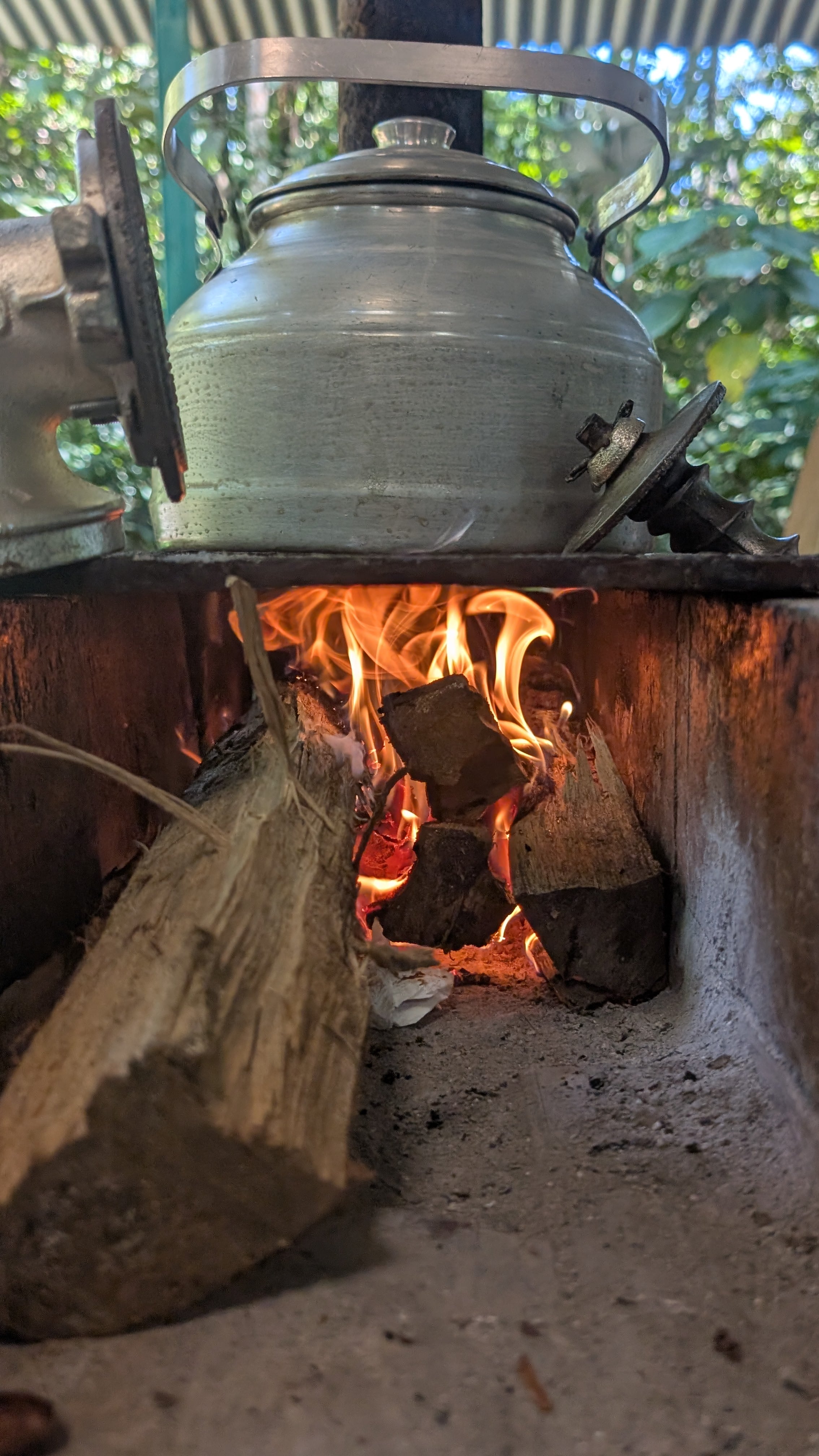 ¿Qué diferencia al chocolate del cacao? ¿Qué diferencia a un chocolate de 70% de pureza, de uno de 90% de pureza? ¿Qué diferencia hace que en ese 30% restantes se agregue leche? ¿Qué diferencia hace el método de tostado? Todos estos factores influyen no solo en el sabor del producto, sino en el impacto que este tendrá en su salud.