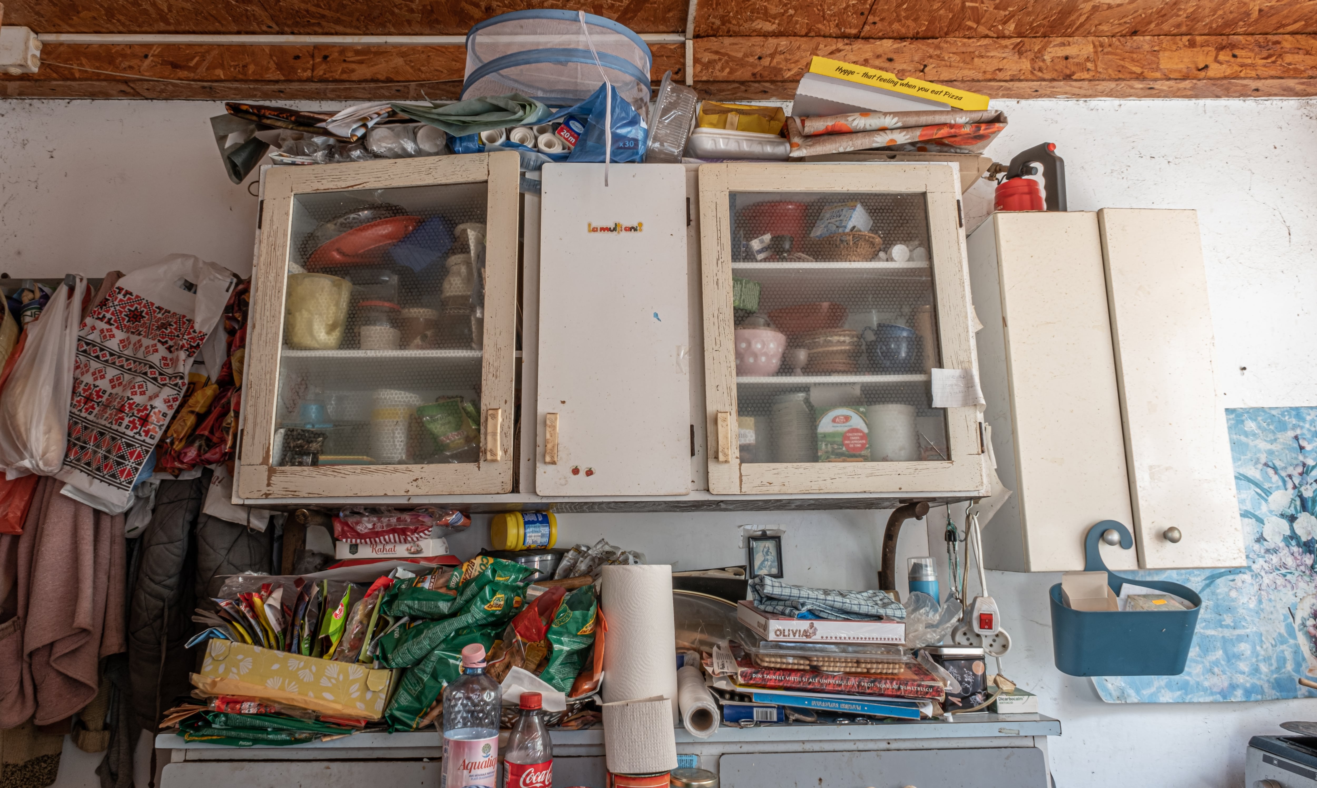 Desorden en la cocina de una casa. Hogar caótico. Caos, desorganización