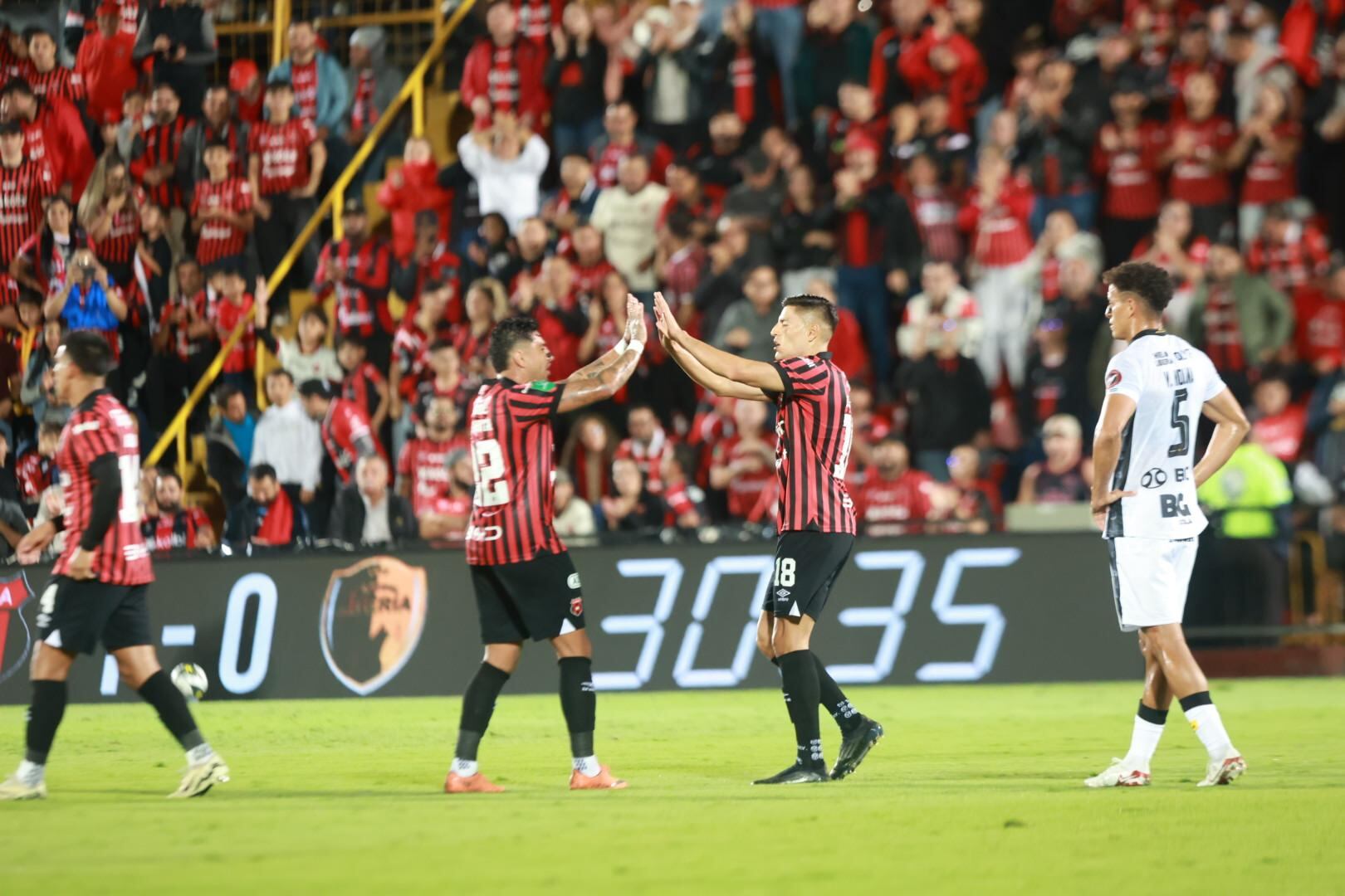 Ronaldo Cisneros celebra su anotación en el partido entre Liga Deportiva Alajuelense y el Municipal Liberia.