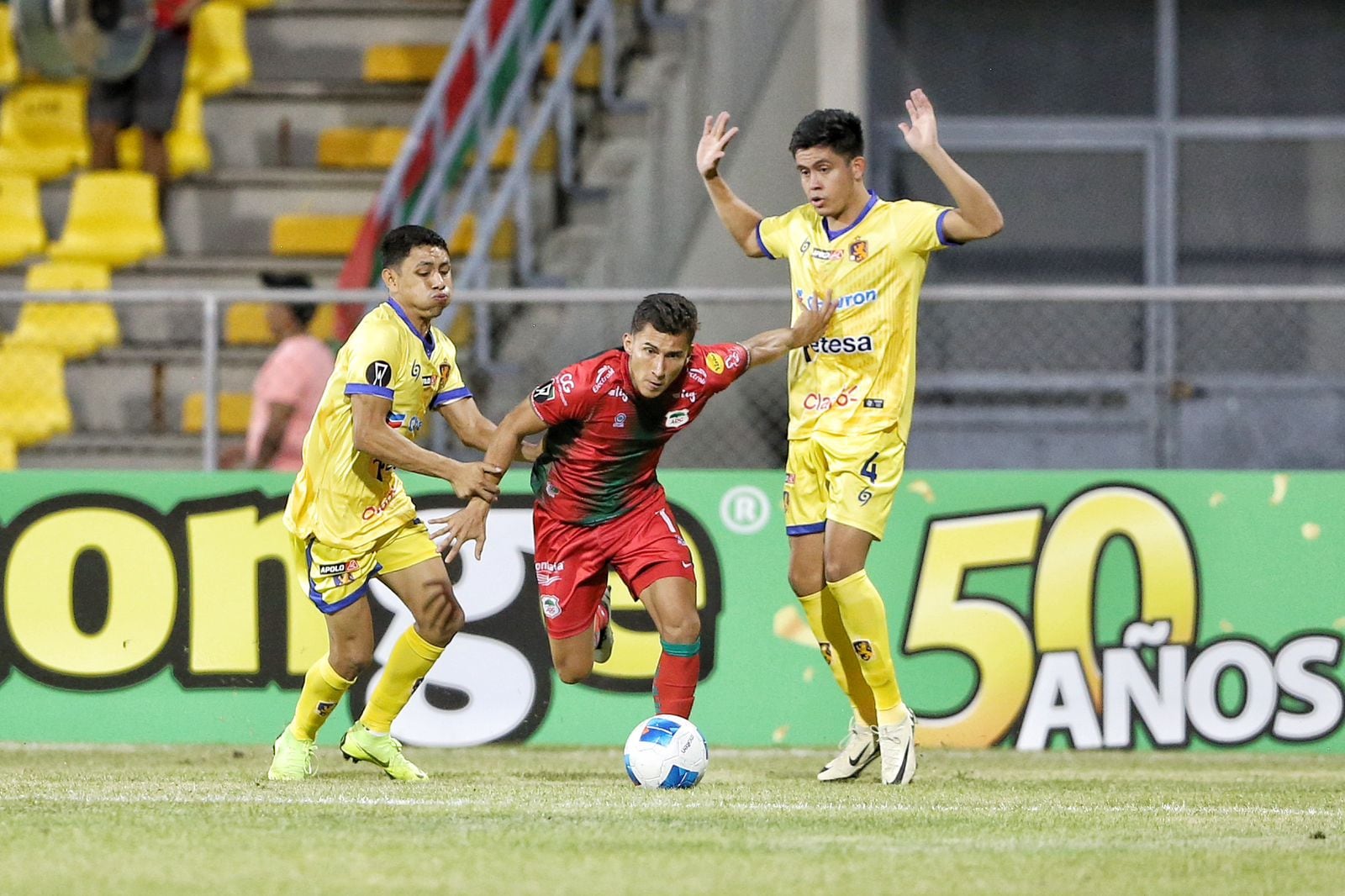 El atacante de Guanacasteca, Joseph Bolaños se impuso ante dos rivales del Managua FC, pero su desequilibrio no se tradujo en goles, en la Copa Centroamericana de la Concacaf.